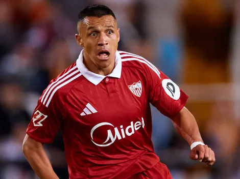 Alexis recibe un balde de agua fría del DT Almeyda en el Sevilla