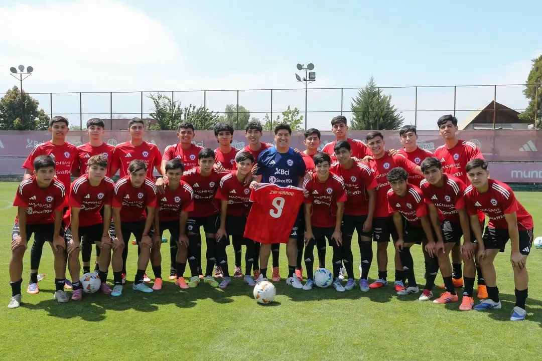 Zamorano entrenó con la Roja Sub 16 y entregó sus mejores tips para definir en el arco rival