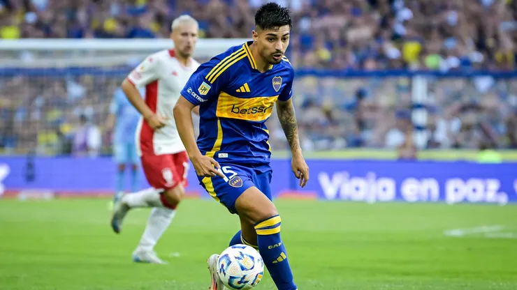 El chileno jugando contra su ex equipo.