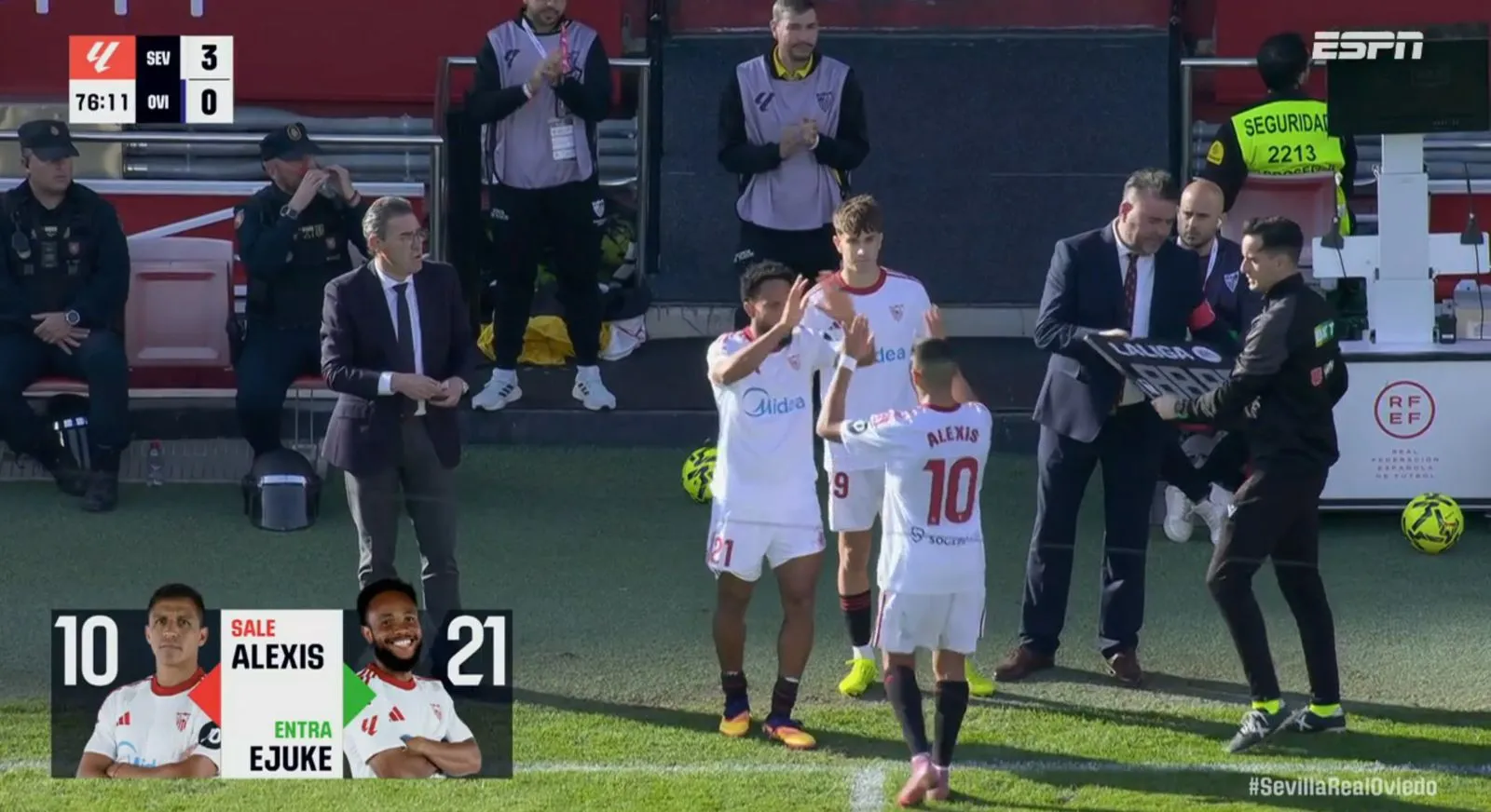 El momento de la salida de Alexis Sánchez para darle su lugar al nigeriano Ejuke. (Captura ESPN).