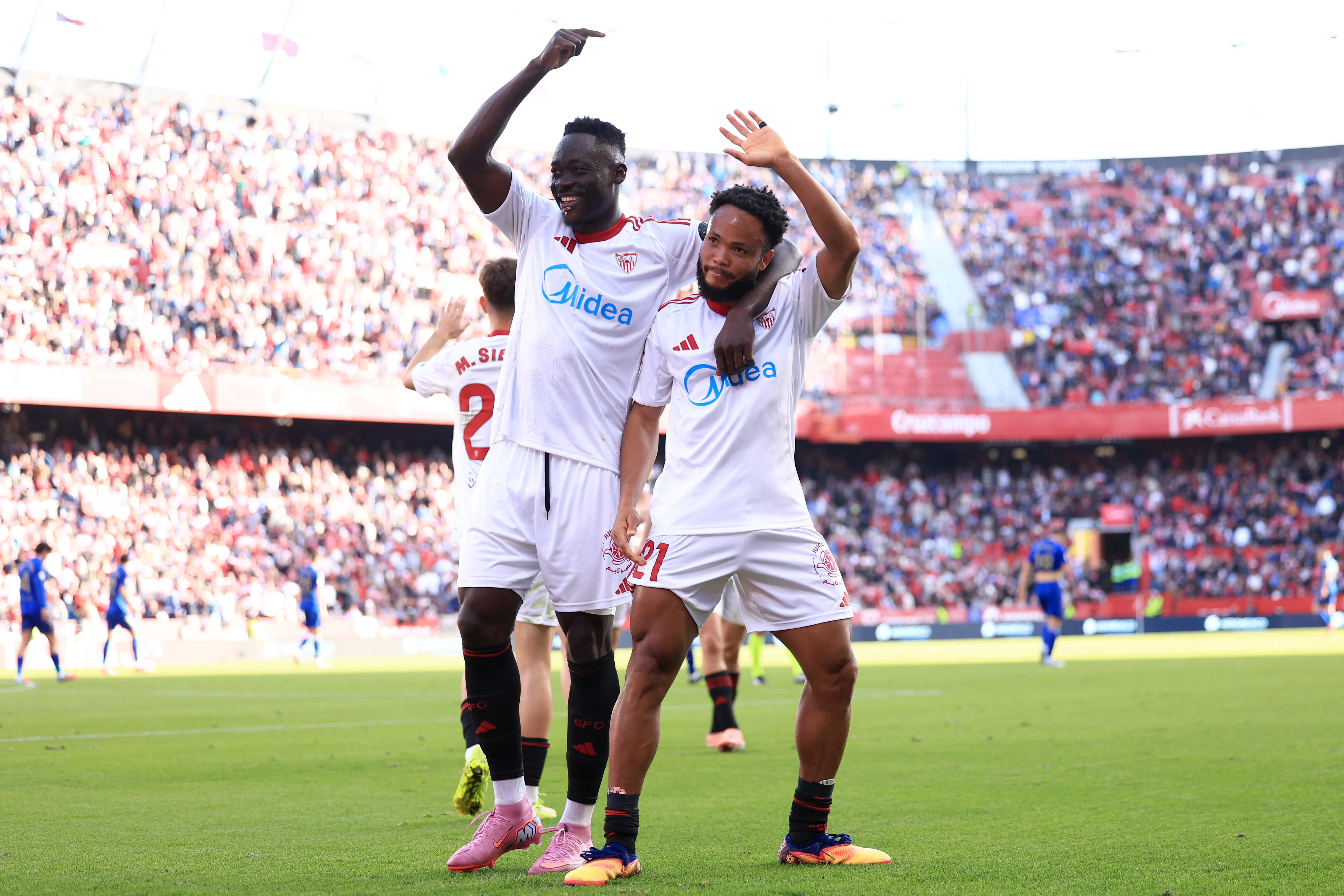 Así celebraron Akor Adams y Ejuke ante el Oviedo. (Fran Santiago/Getty Images).