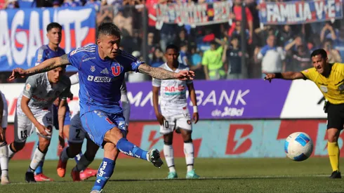 Charles y uno de sus tantos goles de penal.