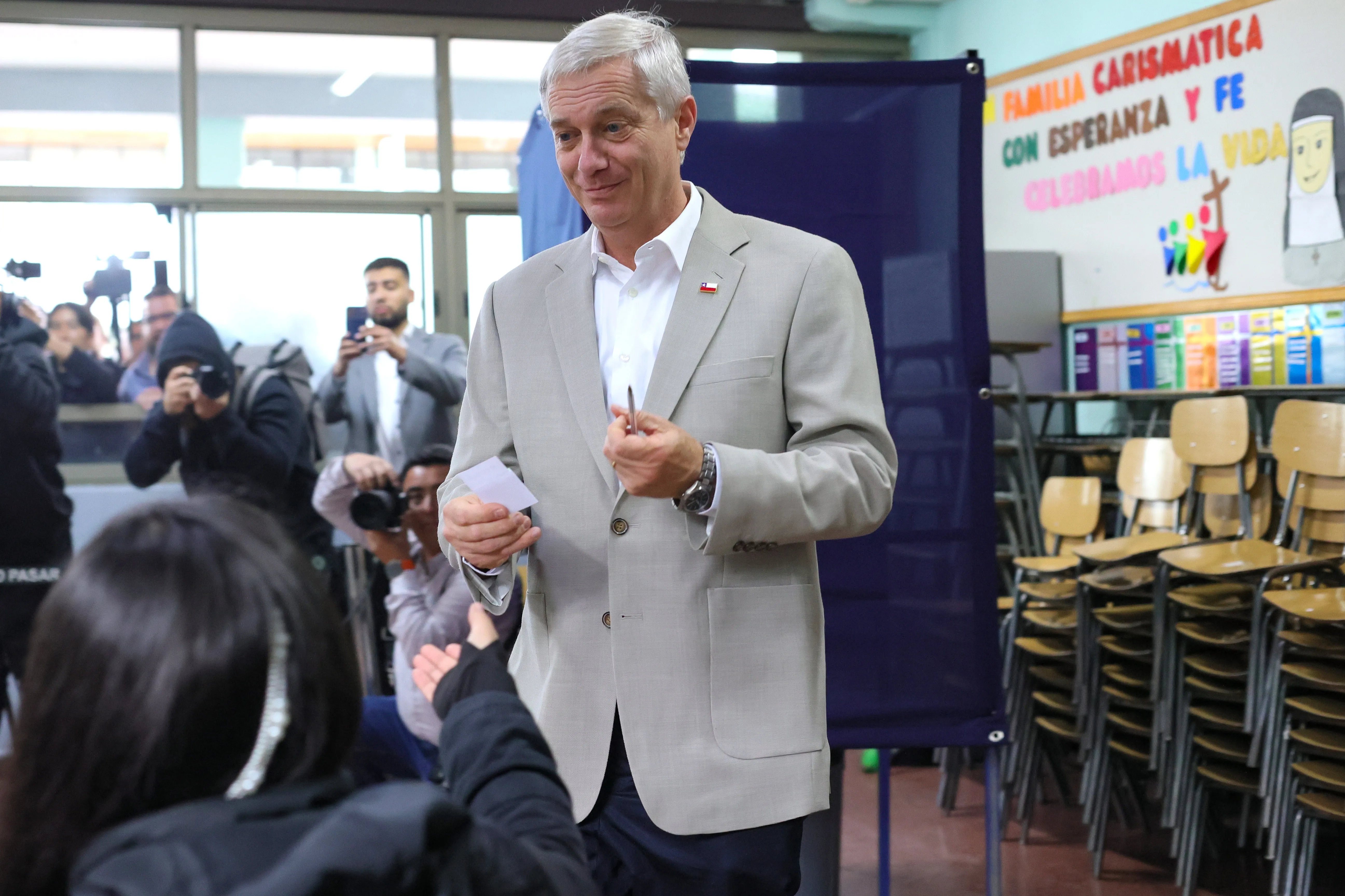 José Antonio Kast al momento de votar en la segunda vuelta. (Karin Pozo/ATONCHILE).