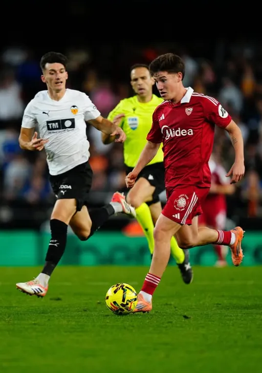 Joaquín Martínez Oso en acción ante el Valencia en su debut liguero. (Foto: Sevilla CF).