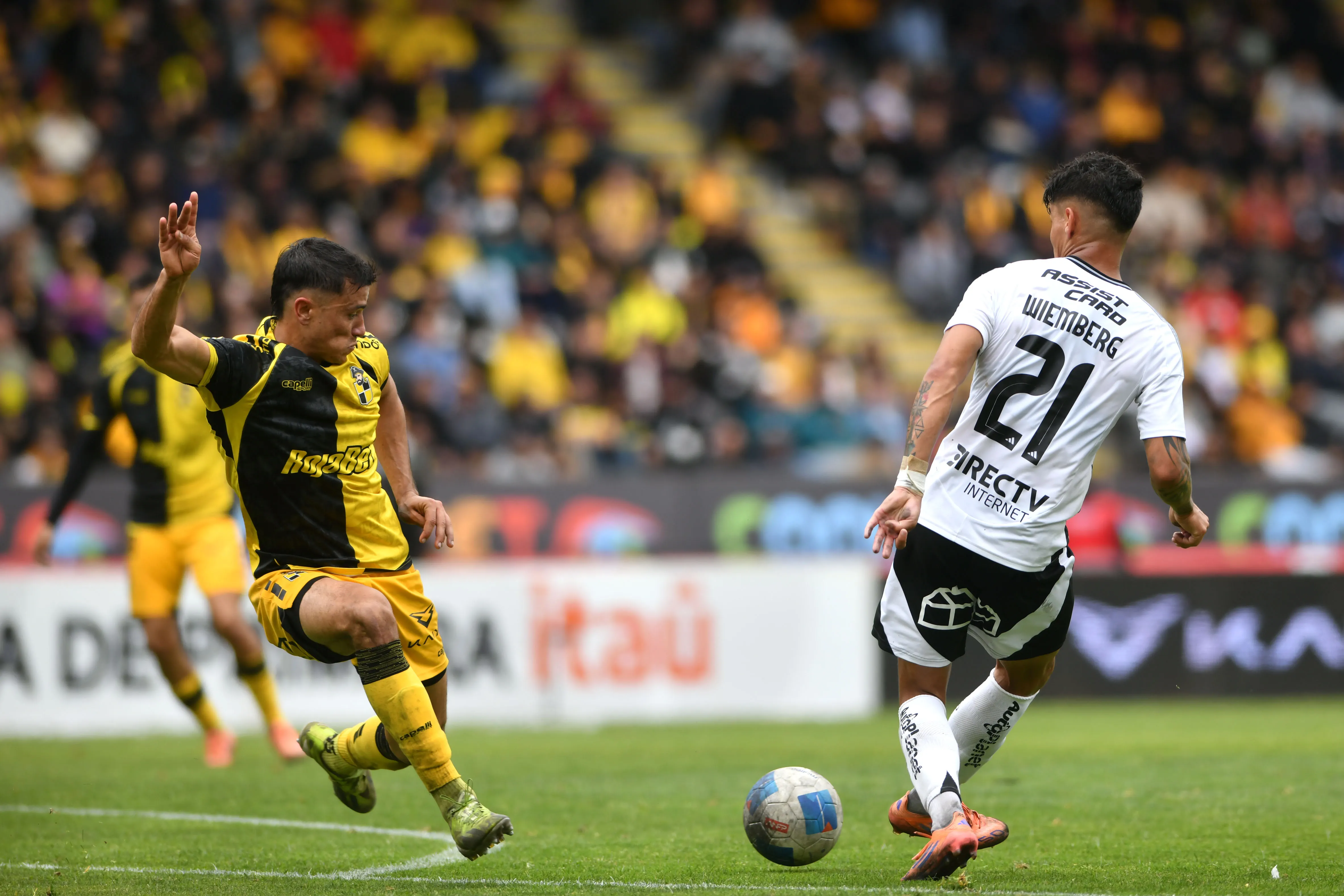 Bruno Cabrera se acerca a Colo Colo. Foto: Alejandro Pizarro Ubilla/Photosport