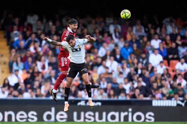 Nemanja Gudelj juega como volante central o defensor en el Sevilla. (Mateo Villalba Sanchez/Getty Images).