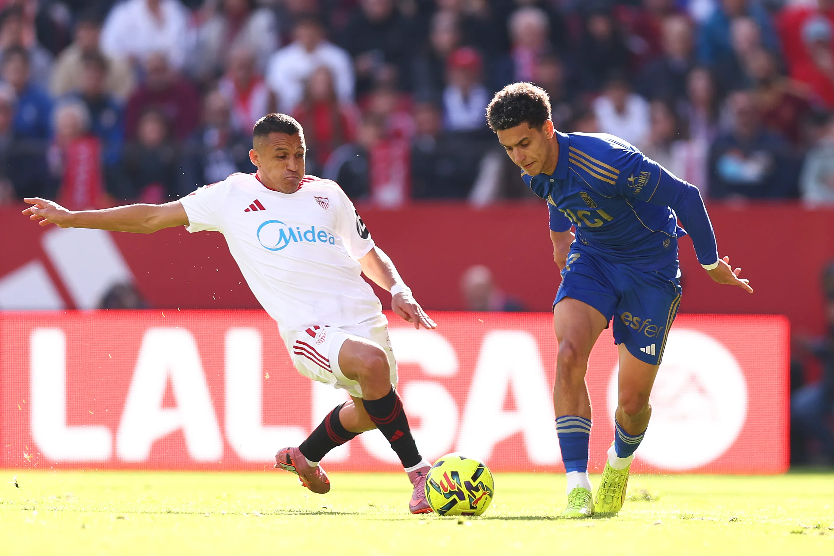 Alexis Sánchez ante el Real Oviedo jugó 77 minutos: salió reemplazado por Chidera Ejuke, autor del cuarto gol. (Fran Santiago/Getty Images)