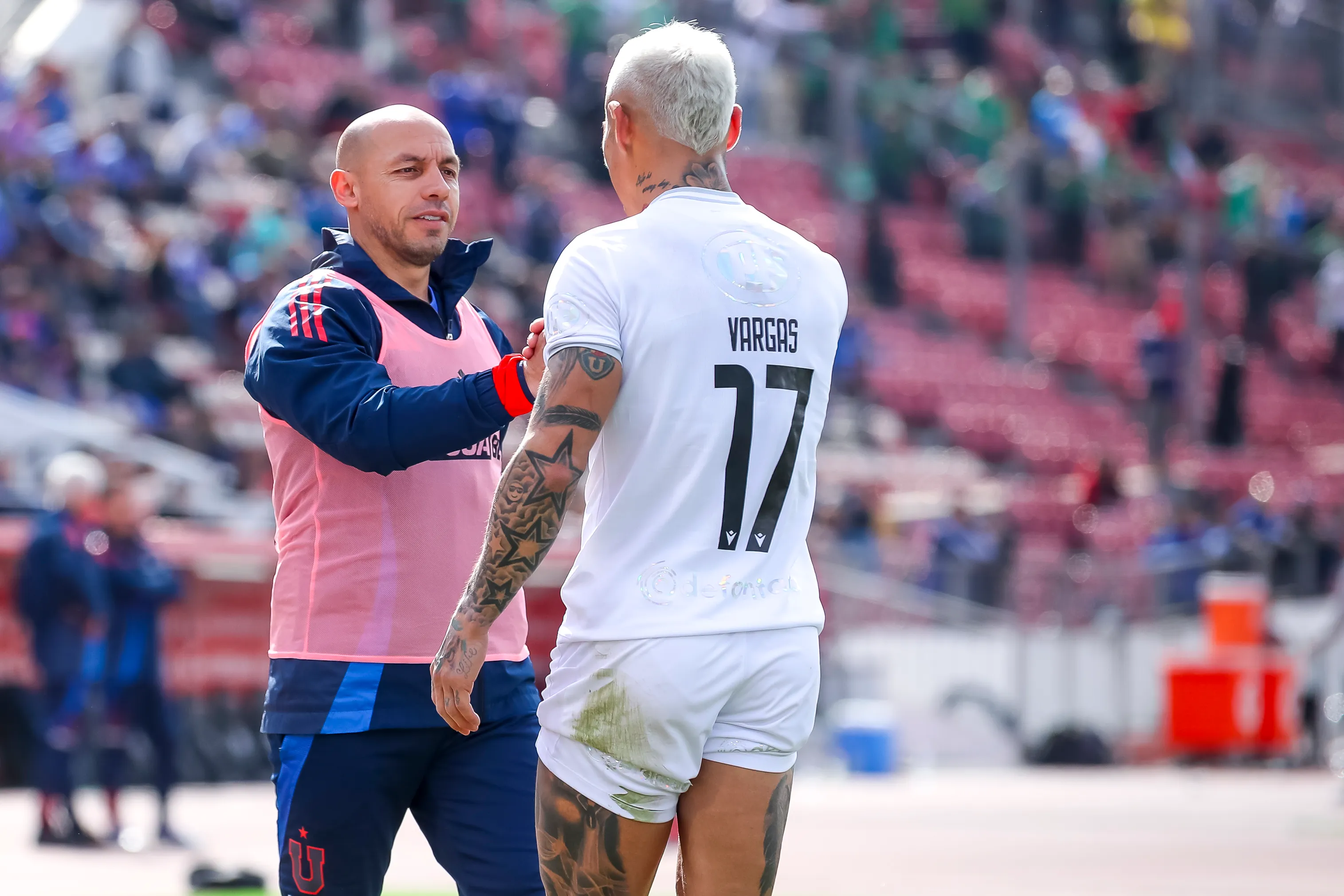 “Ahí, Vargas, Díaz y Aránguiz toman el control del camarín de U. de Chile” | Photosport