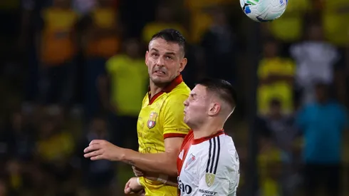 Octavio Rivero lucha un balón con Franco Mastantuono, entonces en River Plate, hoy en el Real Madrid.