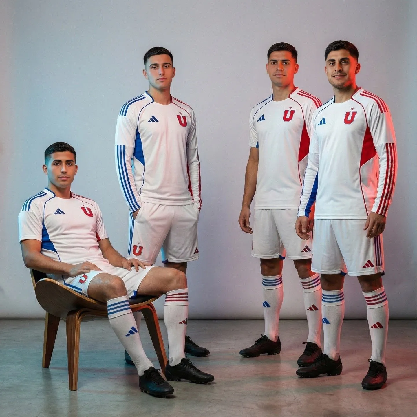 La supuesta imagen generada con IA de la nueva camiseta visitante de la U 2026. | Foto: Footy Headlines.
