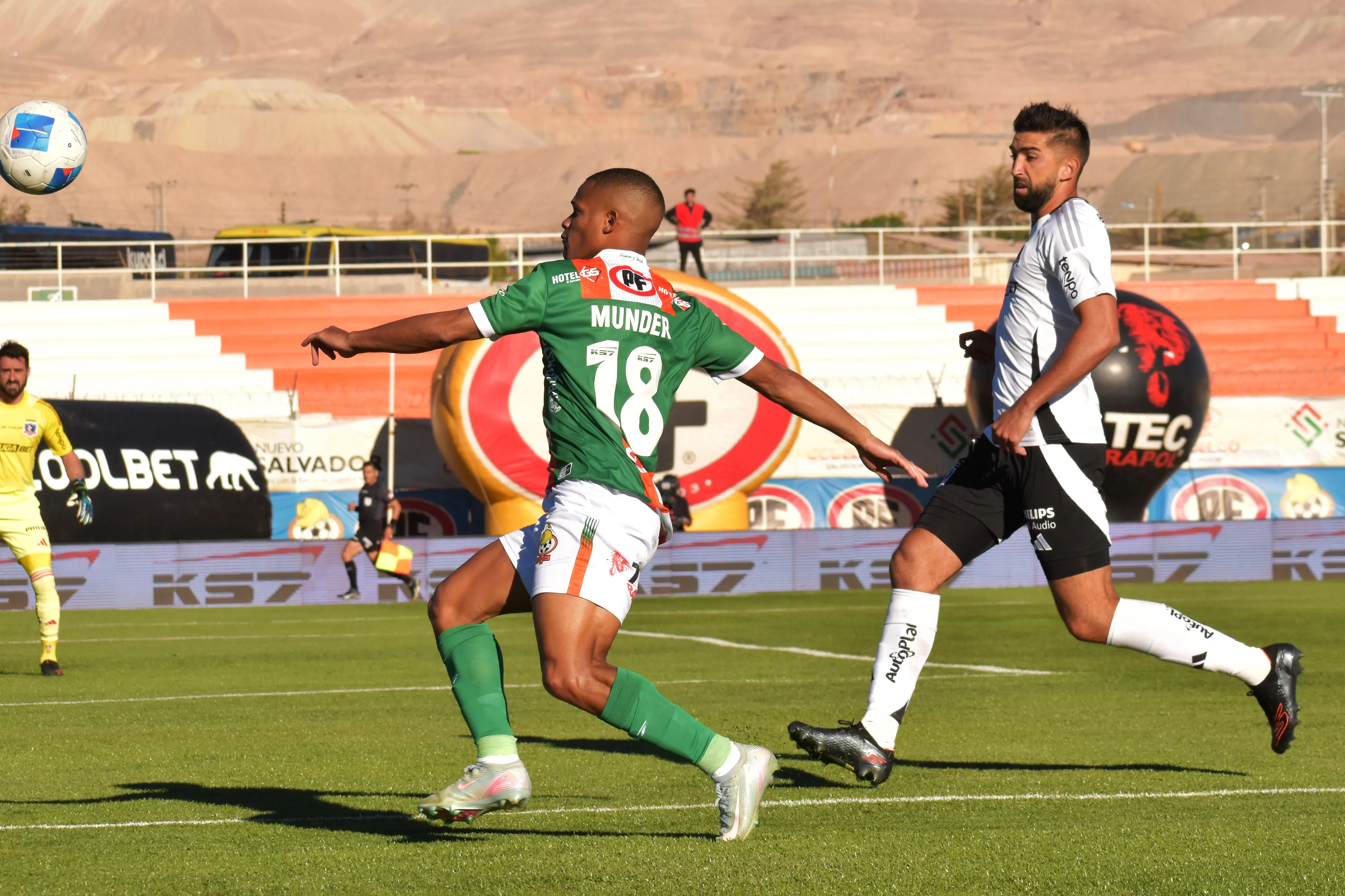César Munder ante Emiliano Amor, uno de los cuatro jugadores que ya salió de Colo Colo. (Oscar Tello/Photosport).
