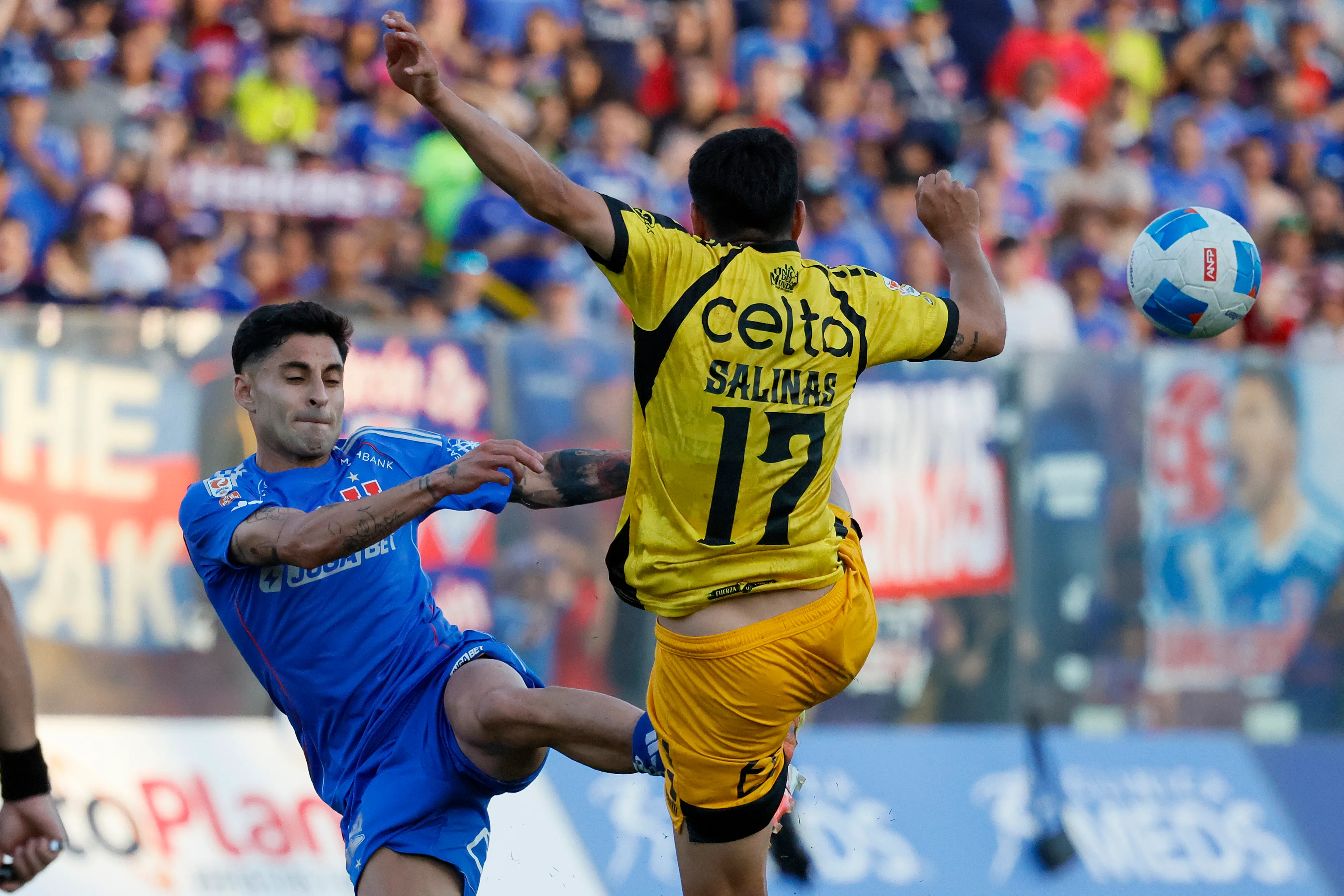 Francisco Salinas se acerca al Monumental. (Andres Pina/Photosport).