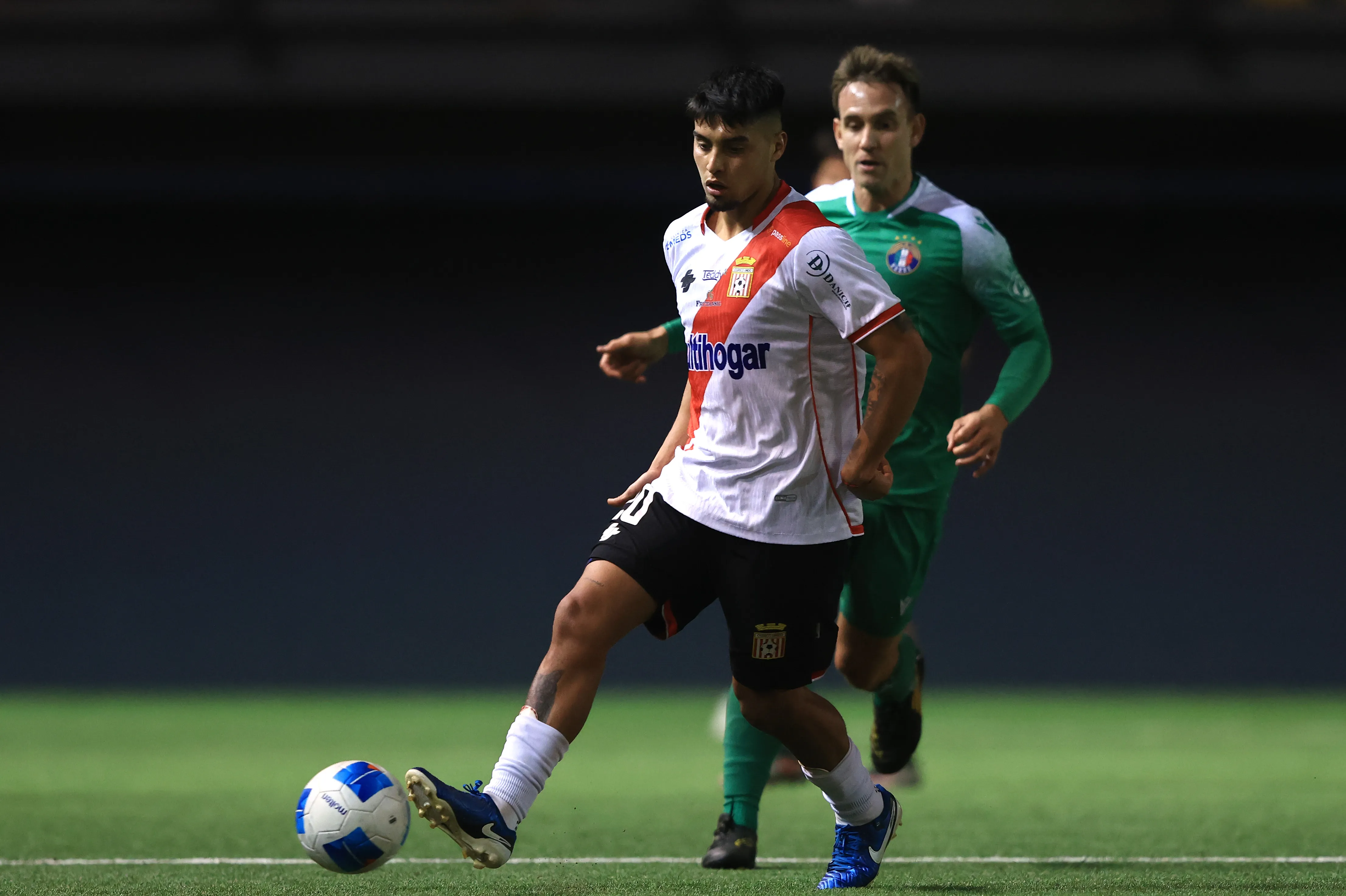 Carlos Herrera en acción por Curicó Unido durante un partido de Copa Chile.  (Felipe Zanca/Photosport).