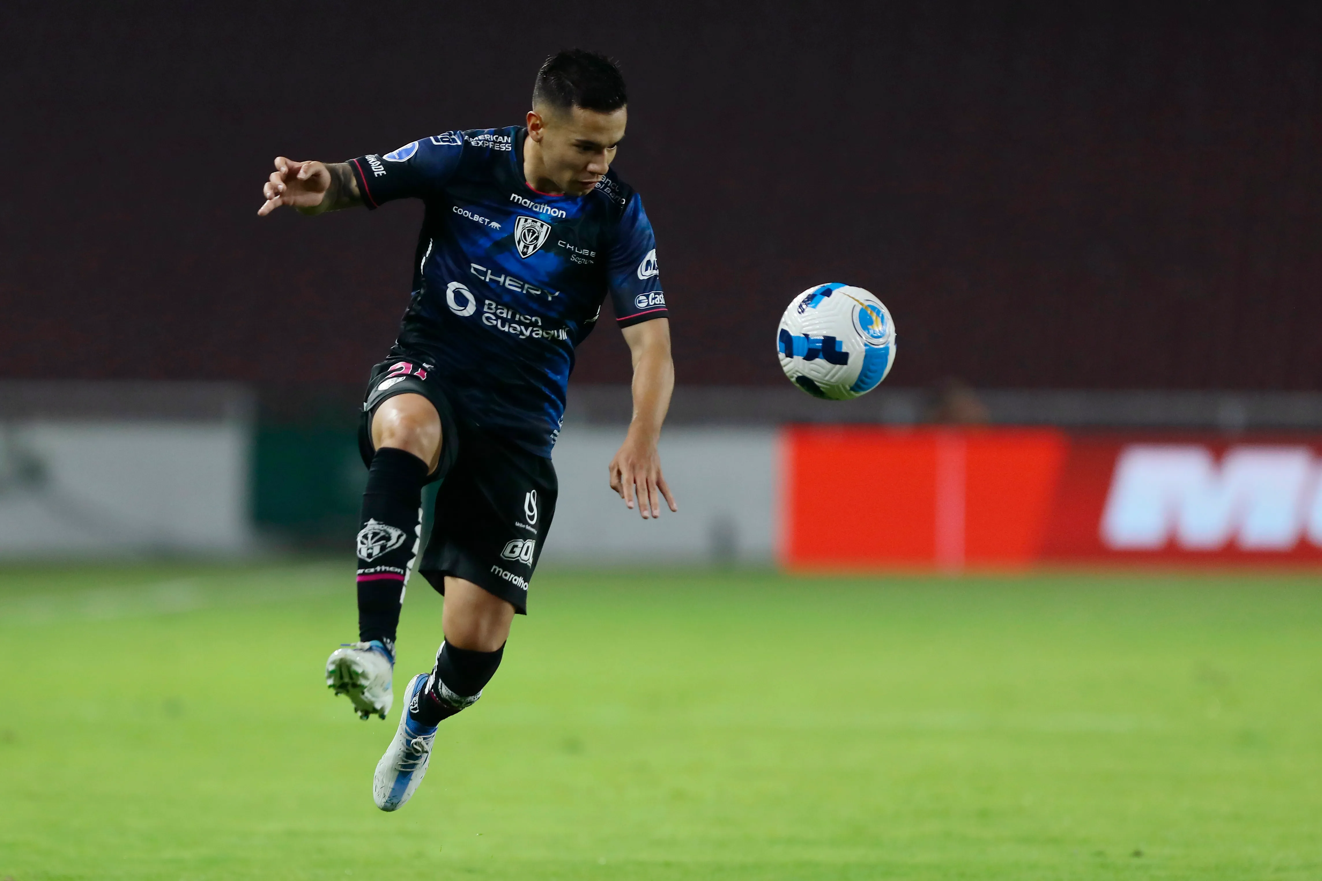 Matías Fernández llegaría a Colo Colo tras cuatro temporadas en Ecuador. (Foto: Franklin Jacome/Getty Images)