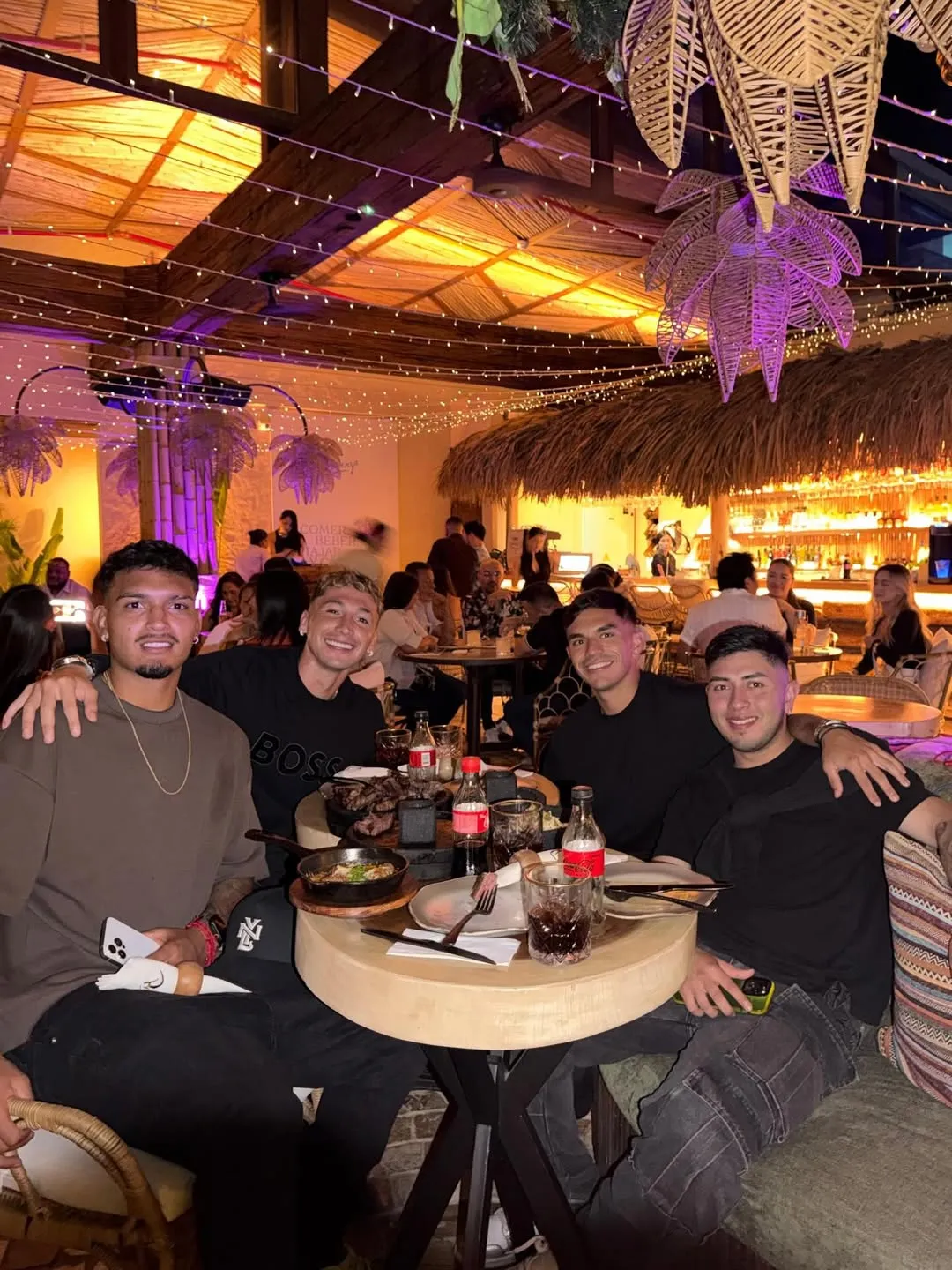Los amigos disfrutando la noche de Colombia