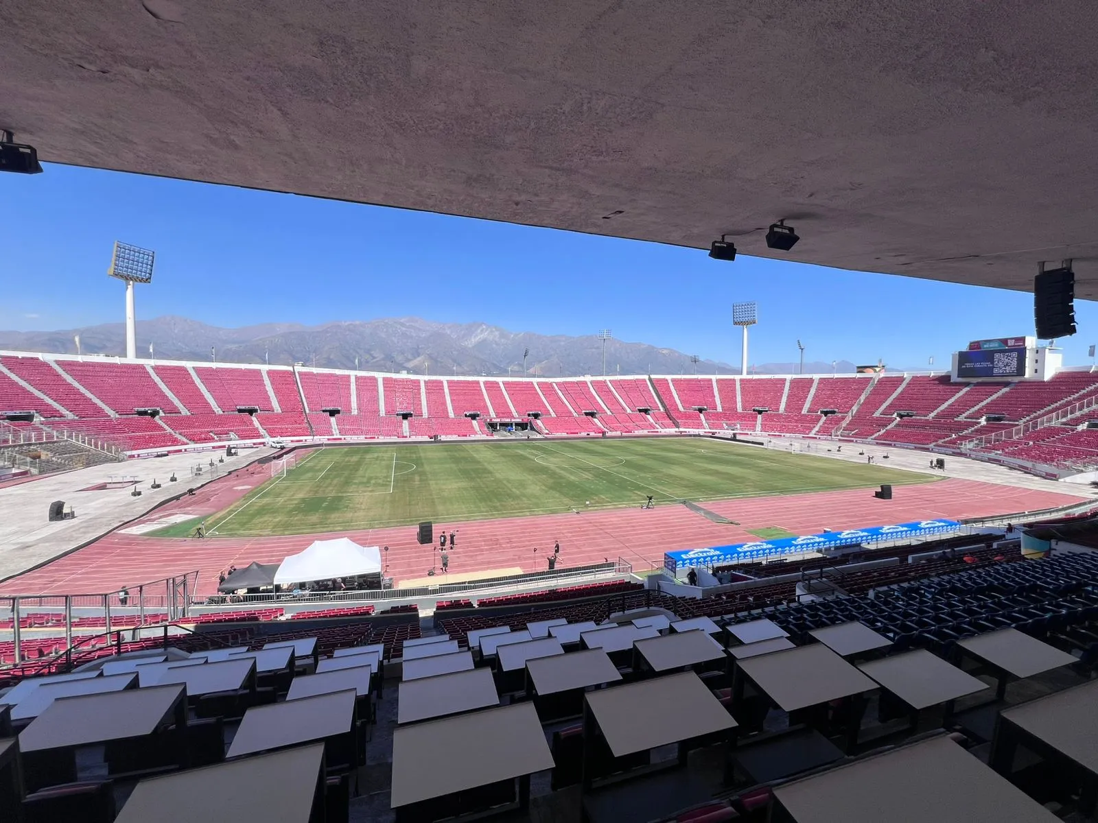 El pasto del Estadio Nacional ha sufrido con los conciertos y luce muy mal para la despedida de Walter Montillo. Foto: Cristián Fajardo, RedGol.