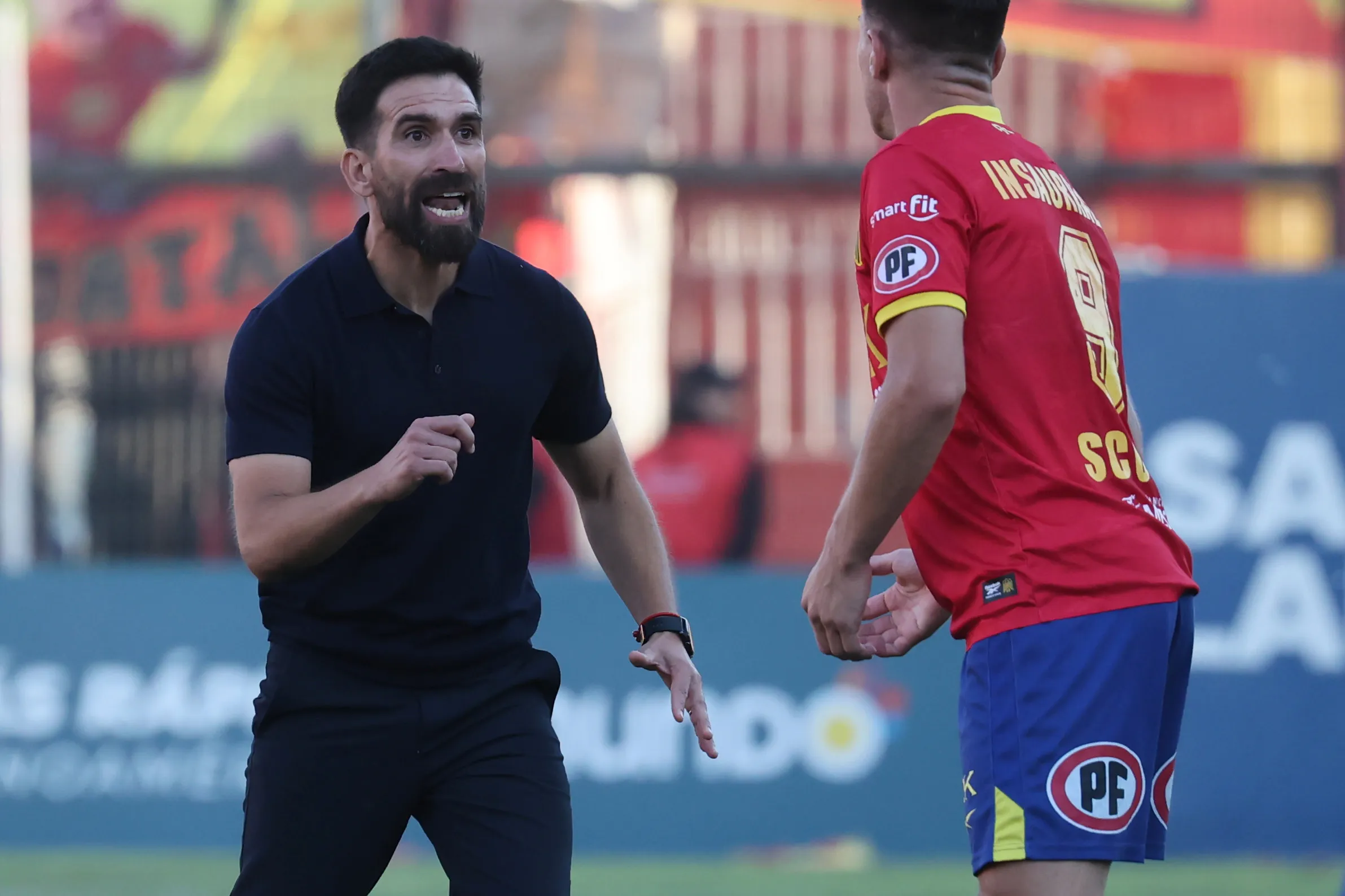 Gonzalo Villagra conversa con Gary Insaurralde, quien volverá a Cobreloa. (Dragomir Yankovic/Photosport).