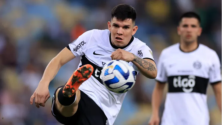 Este zaguero central de 27 años tiene negociaciones con Colo Colo, según destapó su agente.
