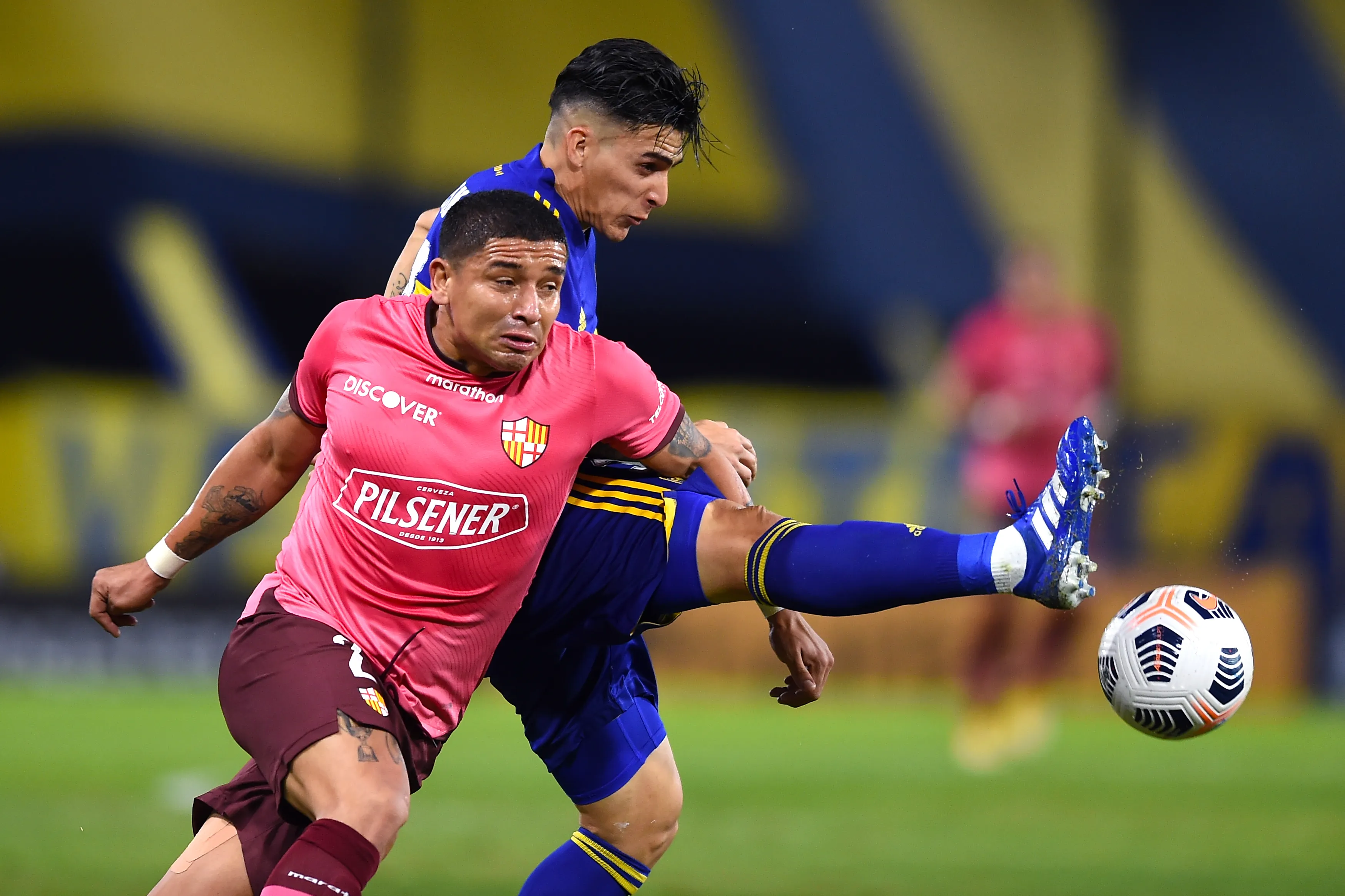 Mario Pineida en acción por Barcelona frente a Boca. (Marcelo Endelli/Getty Images).