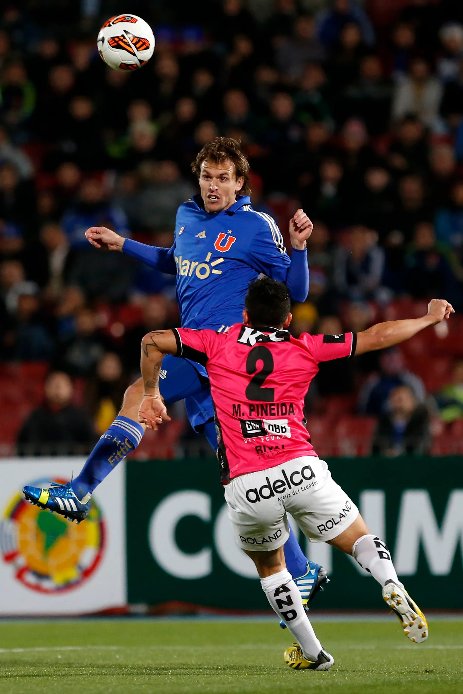 Mario Pineida marca al argentino Luciano Civelli en el duelo entre IDV y U de Chile por la Sudamericana. (Andres Pina/Photosport).