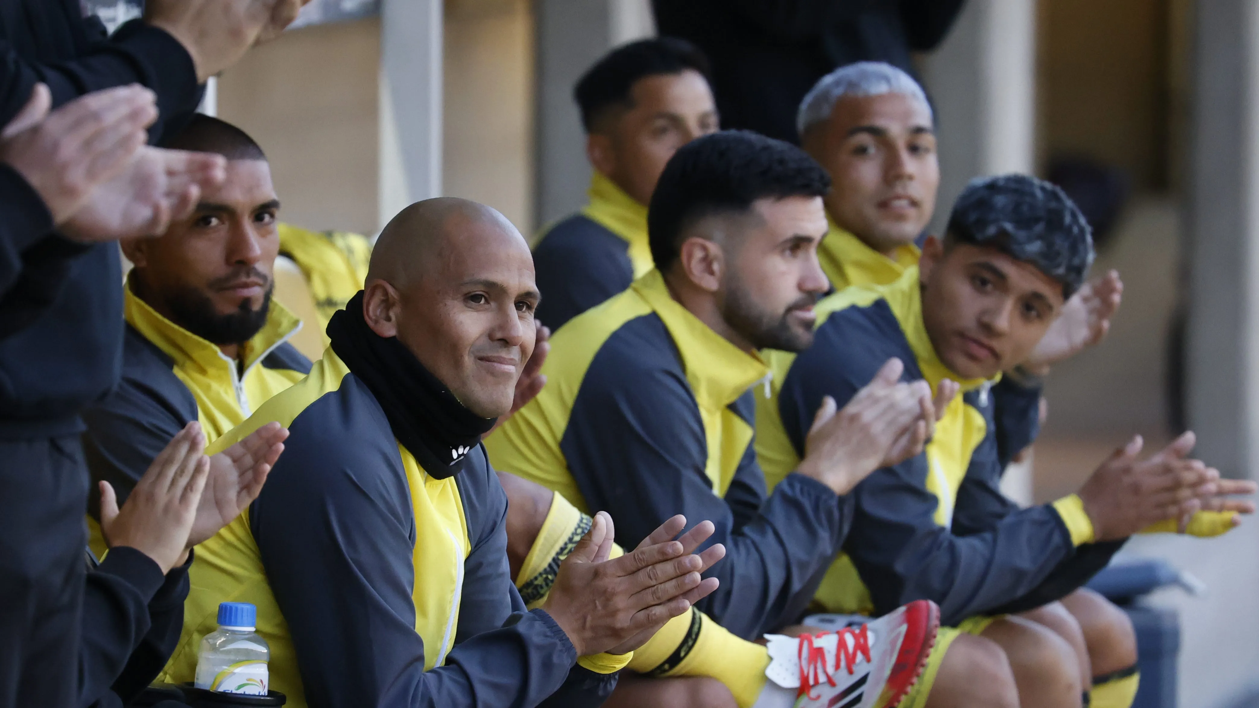 Humberto Suazo ha estado muy cerca de la banca últimamente y afina detalles para su primer desafío como DT.  (Raul Zamora/Photosport).