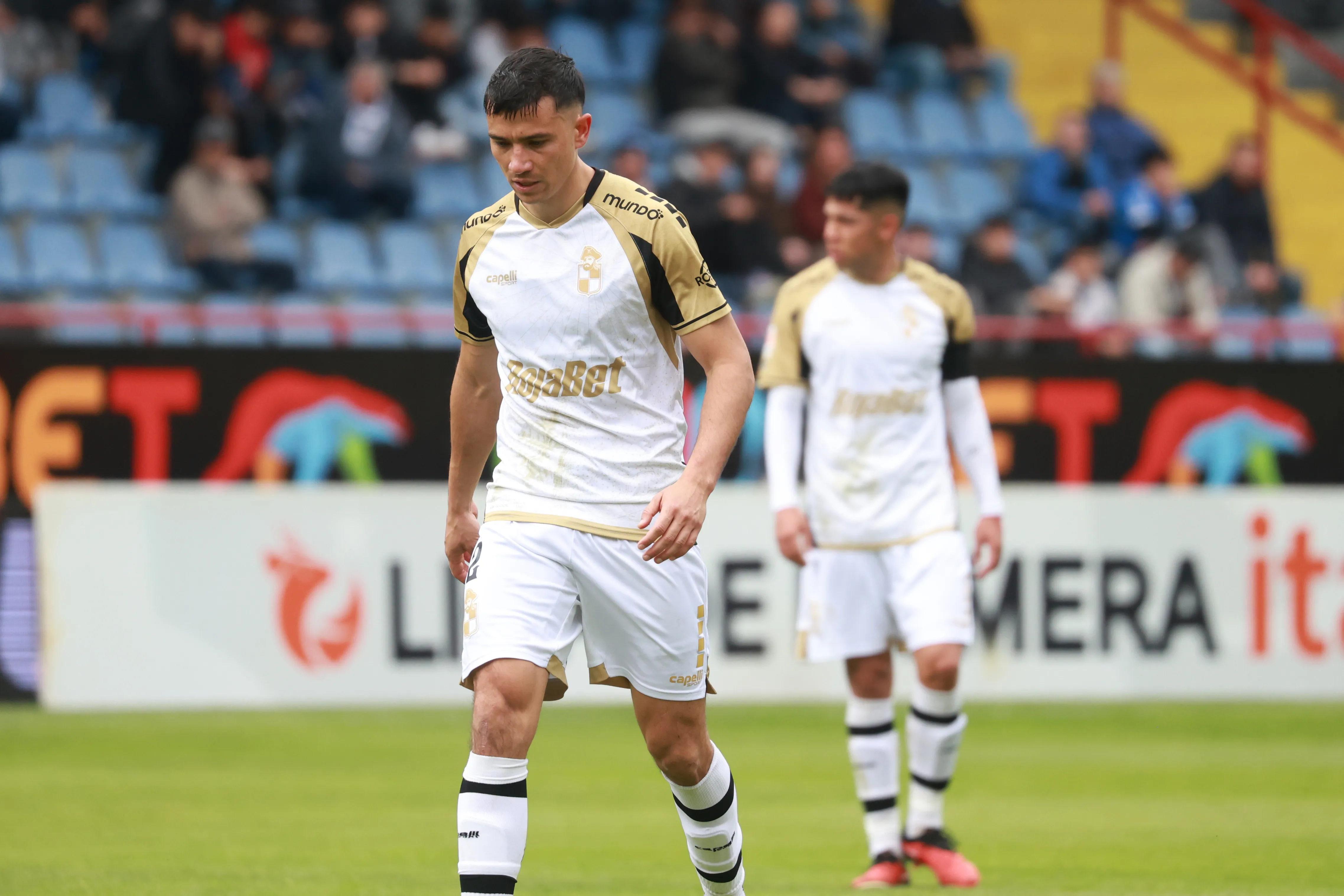 Bruno Cabrera se acerca a Colo Colo. Foto: Eduardo Fortes/Photosport