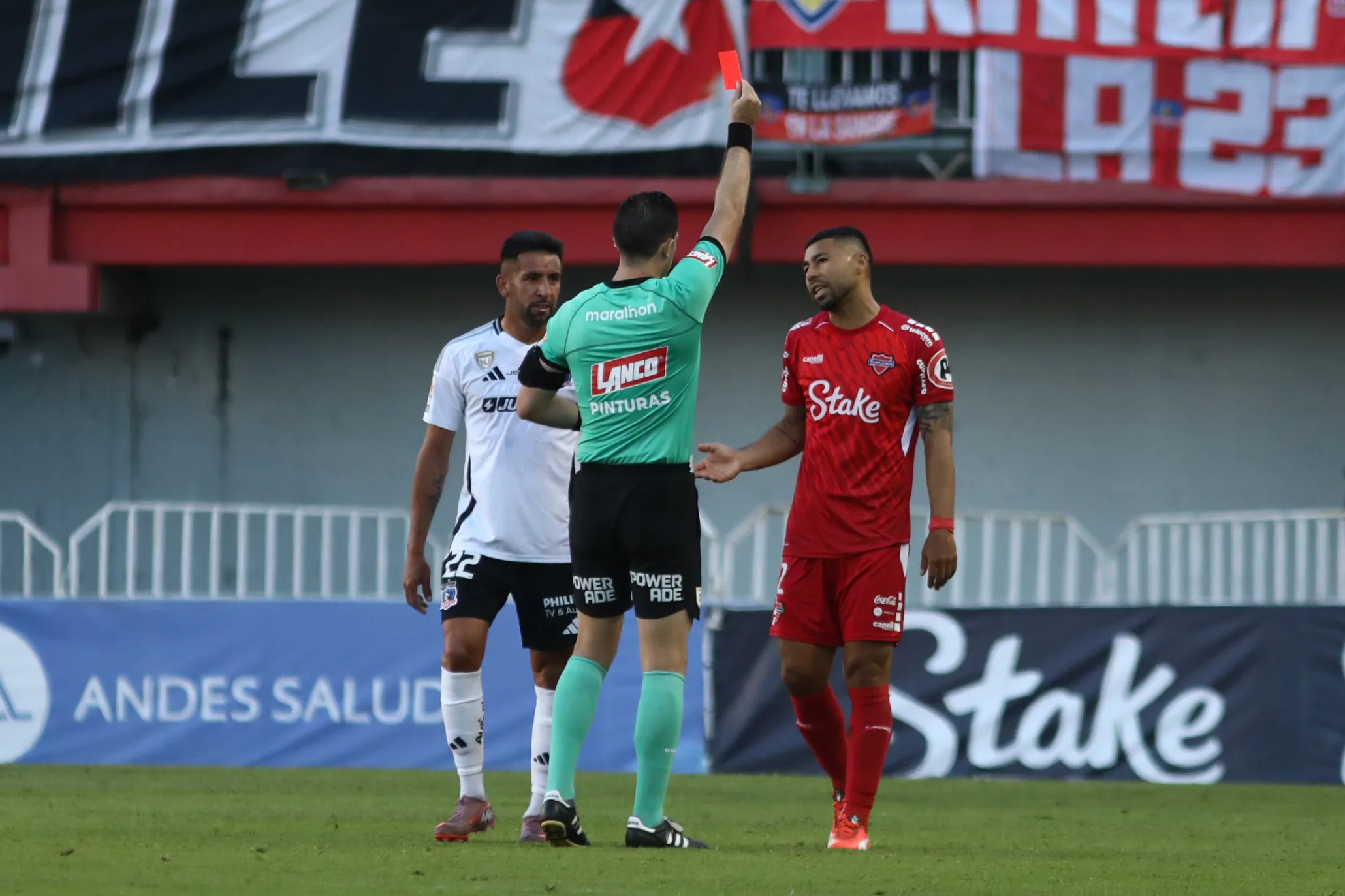 Carlos Labrín recibió la roja directa ante Colo Colo. También fue amonestado en cinco ocasiones durante la Liga de Primera 2025. (Mauricio Ulloa/Photosport).