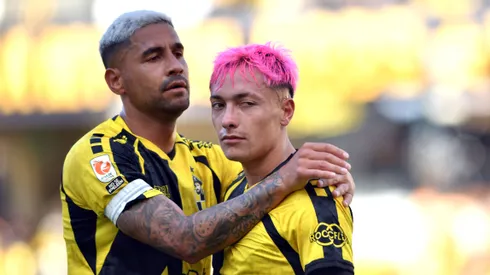 Cristián Zavala festeja junto a Manuel Fernández, defensor uruguayo chileno de Coquimbo Unido.