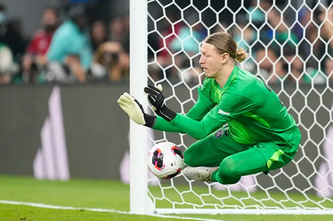 Matvei Safonov, iluminado en los penales contra Flamengo.