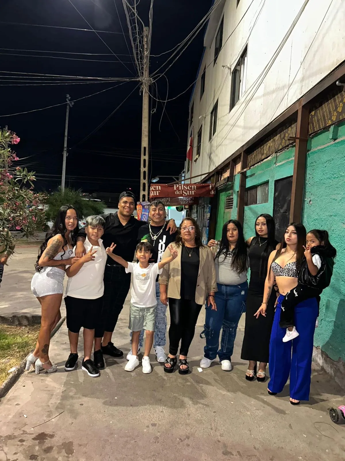 Bórquez junto a sus seres queridos que lo han apañado en su carrera