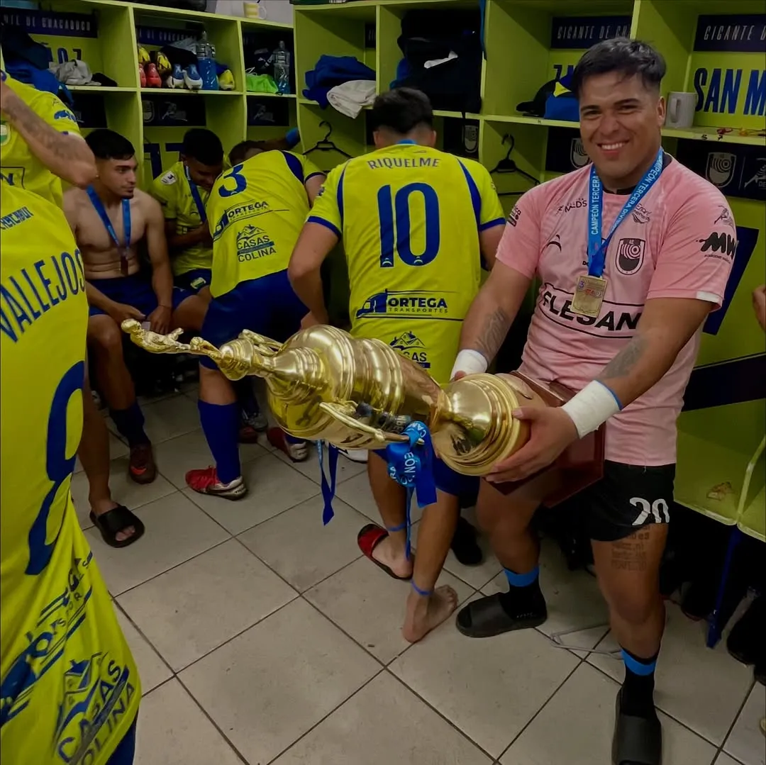 Bórquez celebrando el título con Colina a lo Dibu Martínez