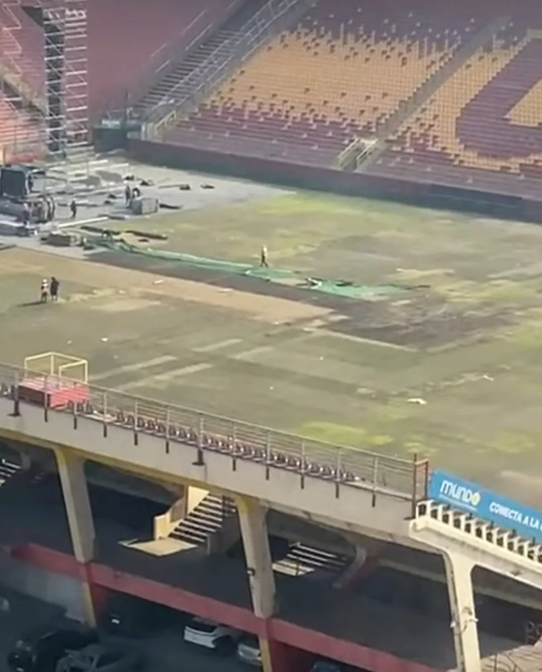Así quedó la cancha del Estadio Santa Laura tras los últimos conciertos del 2025. Dirigencia decidió resembrar para la próxima temporada en Primera B.