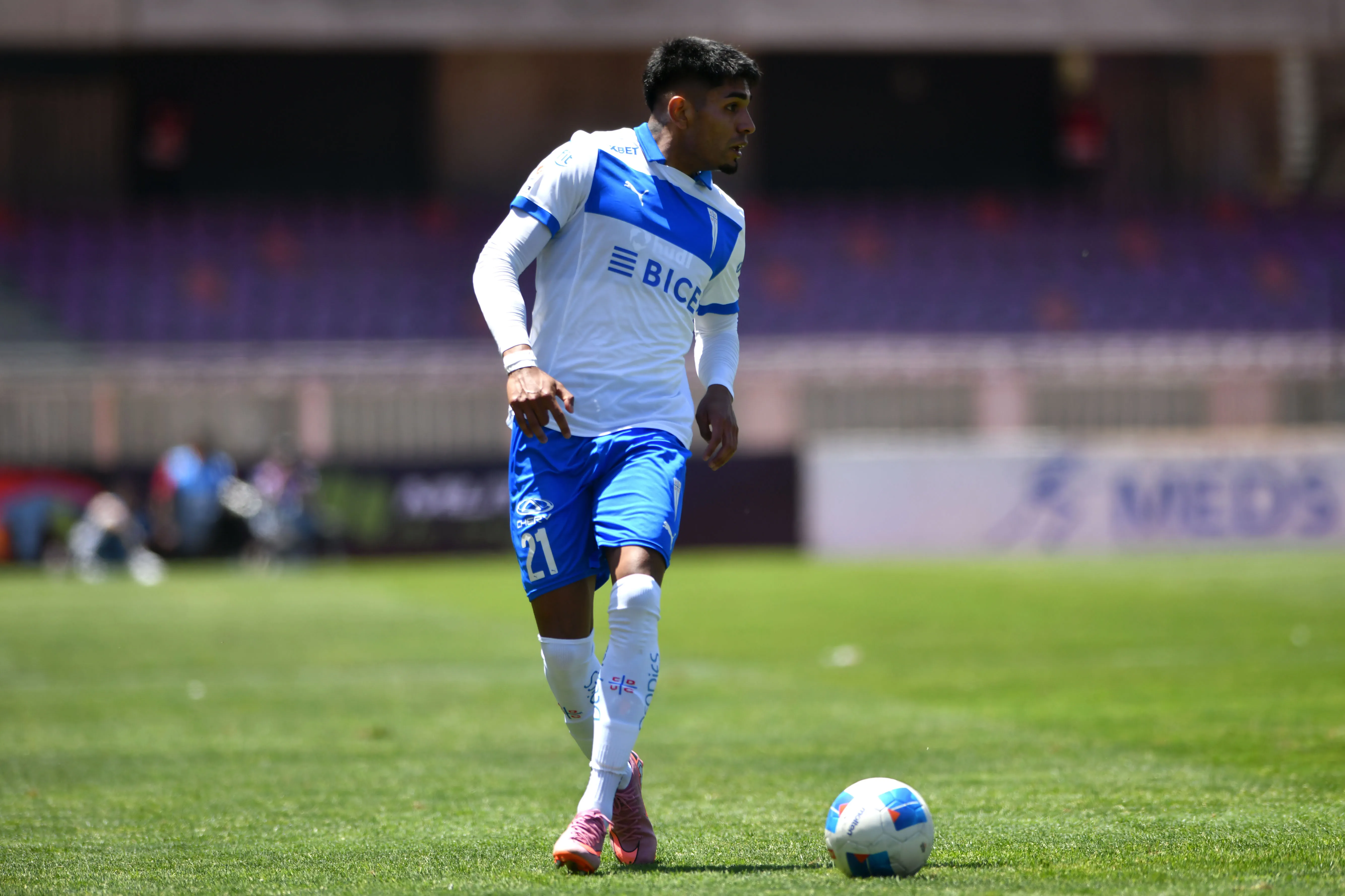 El jugador no seguirá con los cruzados el 2026. Alejandro Pizarro Ubilla/Photosport