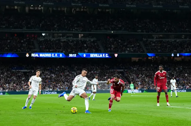 Sevilla de Alexis y Suazo perdió contra Real Madrid.