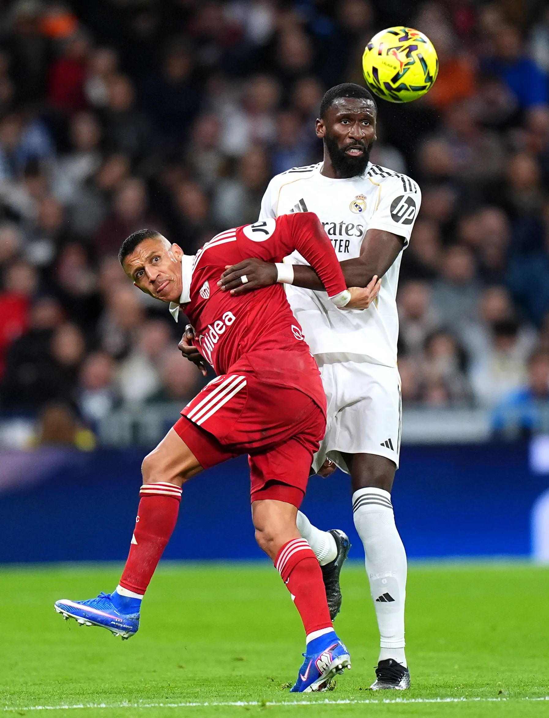Alexis Sánchez enfrenta la marca del alemán Antonio Rüdiger del Real Madrid. (Angel Martinez/Getty Images).