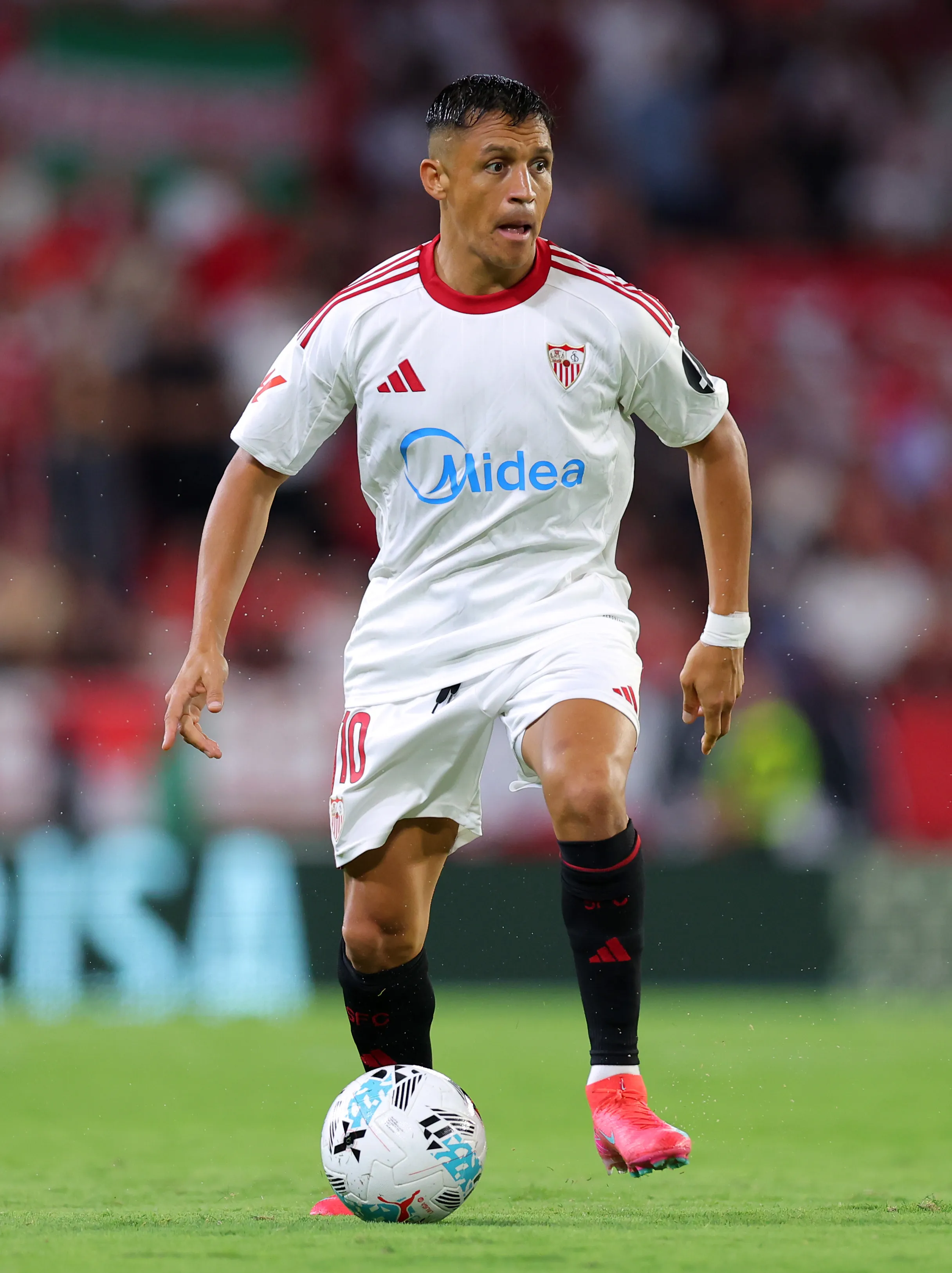 Alexis Sánchez en acción por el Sevilla. (Fran Santiago/Getty Images).
