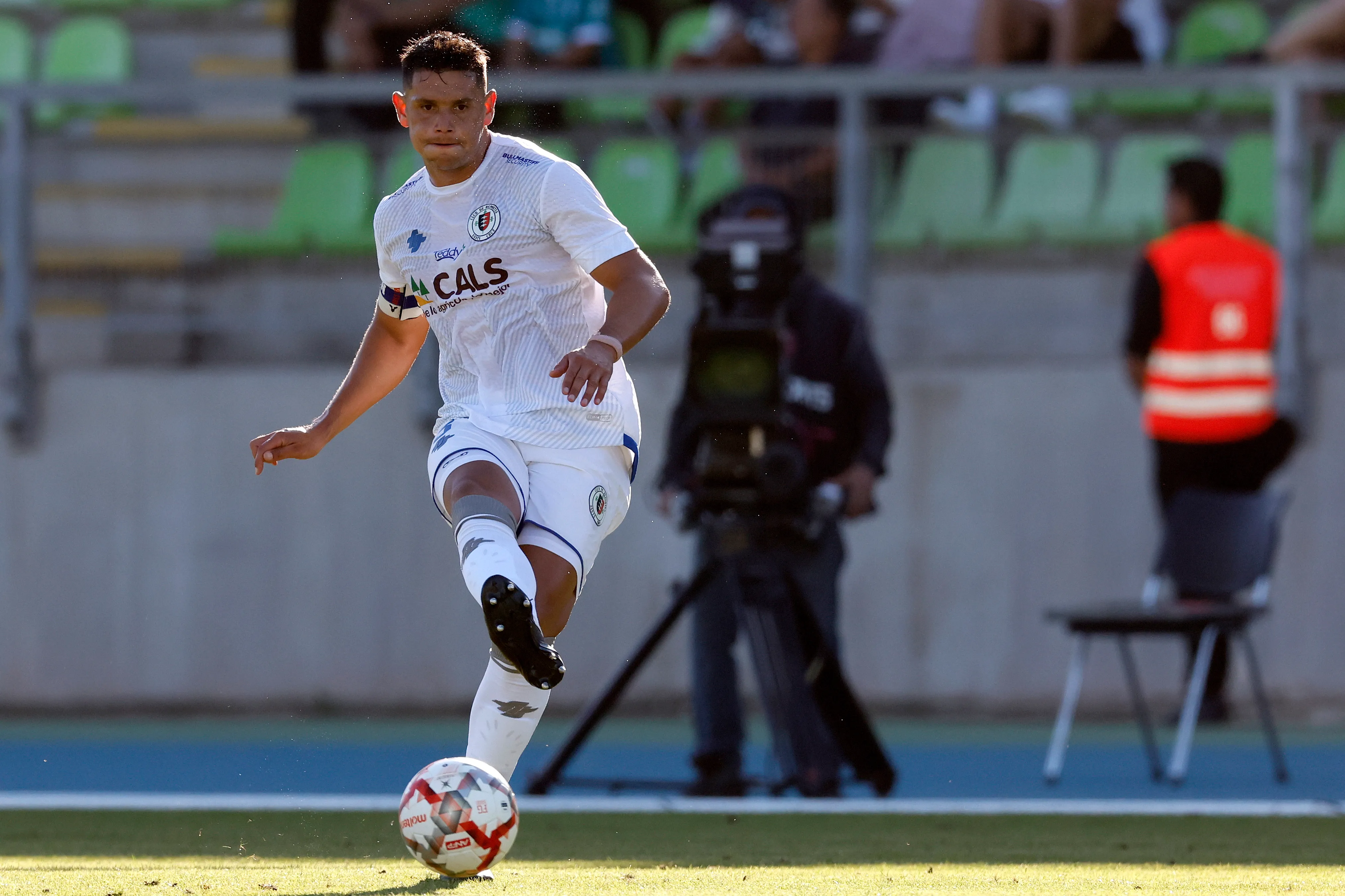 Jesús Pino jugó en Deportes Santa Cruz y llegó a Puerto Montt. (Andres Pina/Photosport).