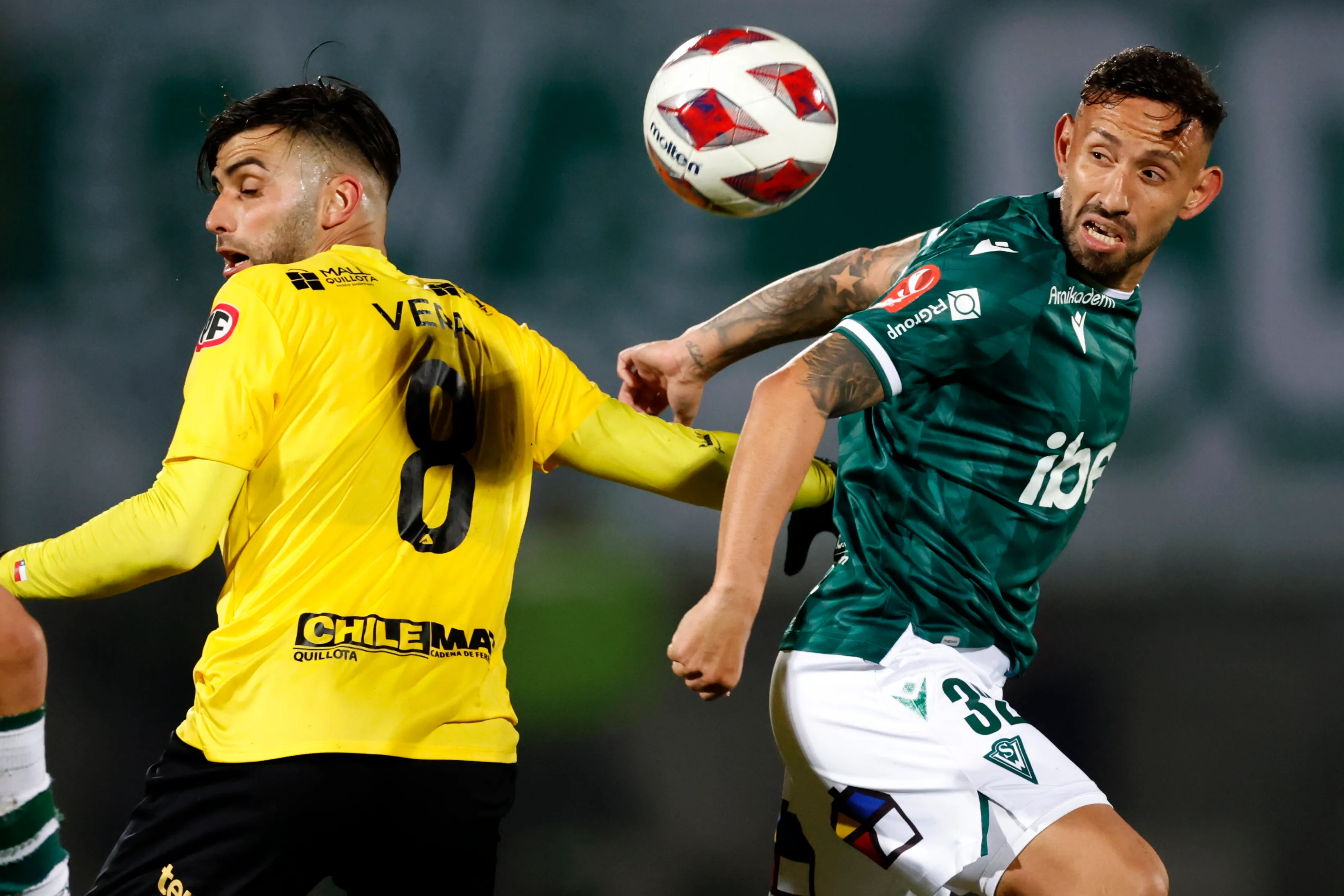Mauricio Vera enfrenta la marca  de Marcelo Cañete en un duelo entre San Luis y Wanderers. (Andres Pina/Photosport).