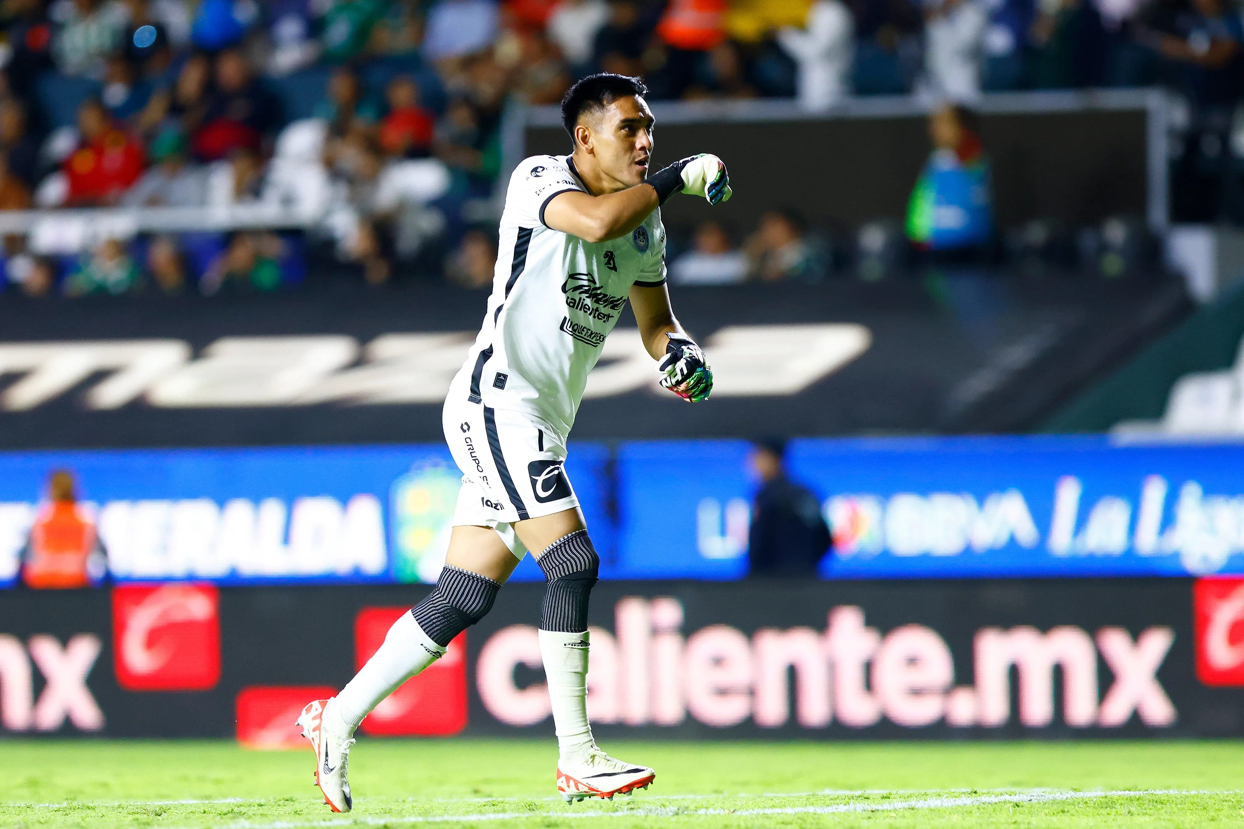 Brayan Cortés se irá de Colo Colo pero sin tener camiseta asegurada. Foto: Getty Images.