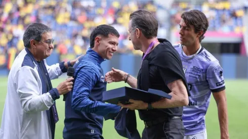 Matías Fernández llega a Colo Colo tras recibir un homenaje en Ecuador