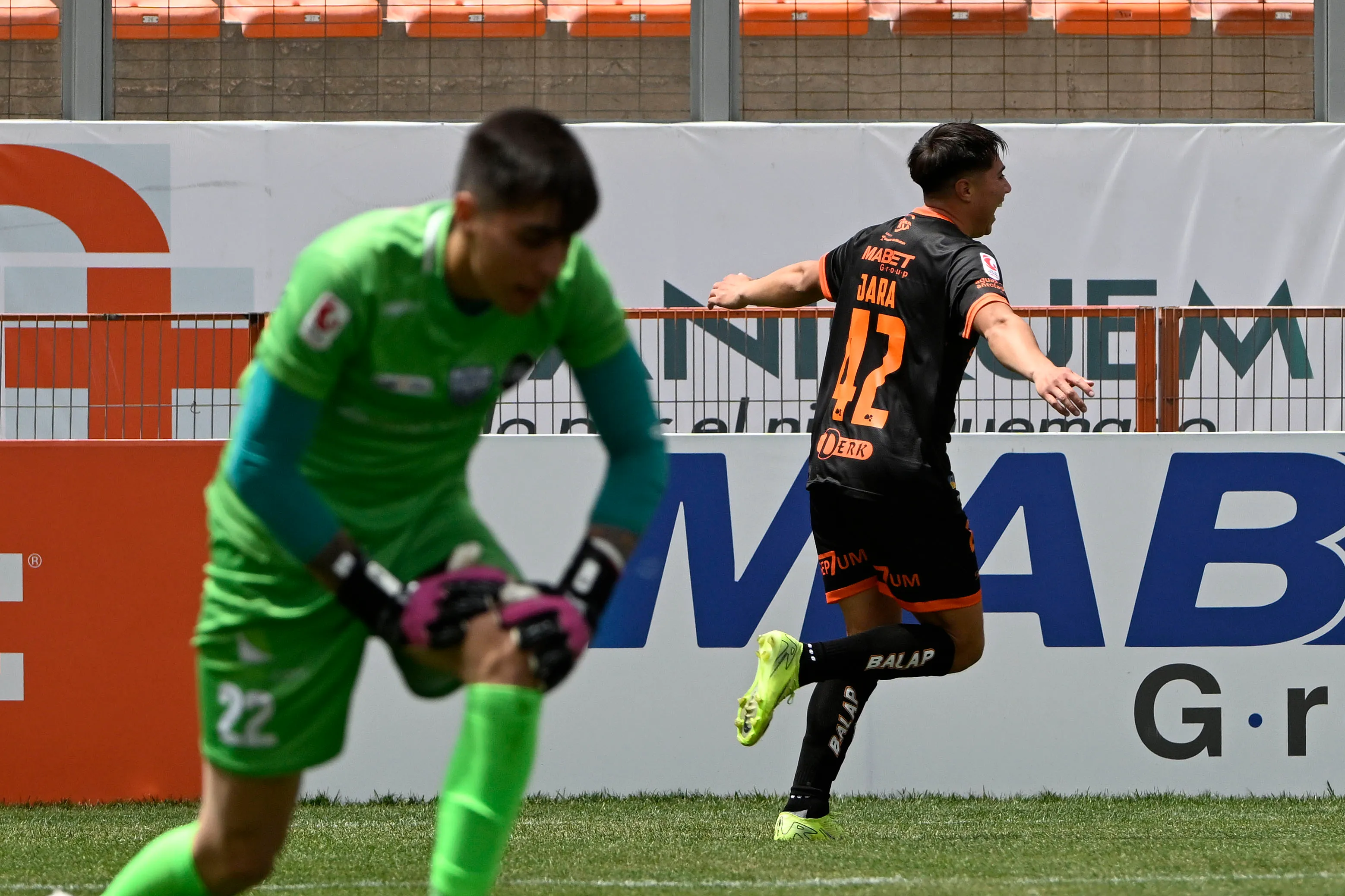 Aldrix Jara celebra un gol ante Recoleta por Cobreloa. Venció a Jaime Vargas, inminente refuerzo de Colo Colo. (Pedro Tapia/Photosport).