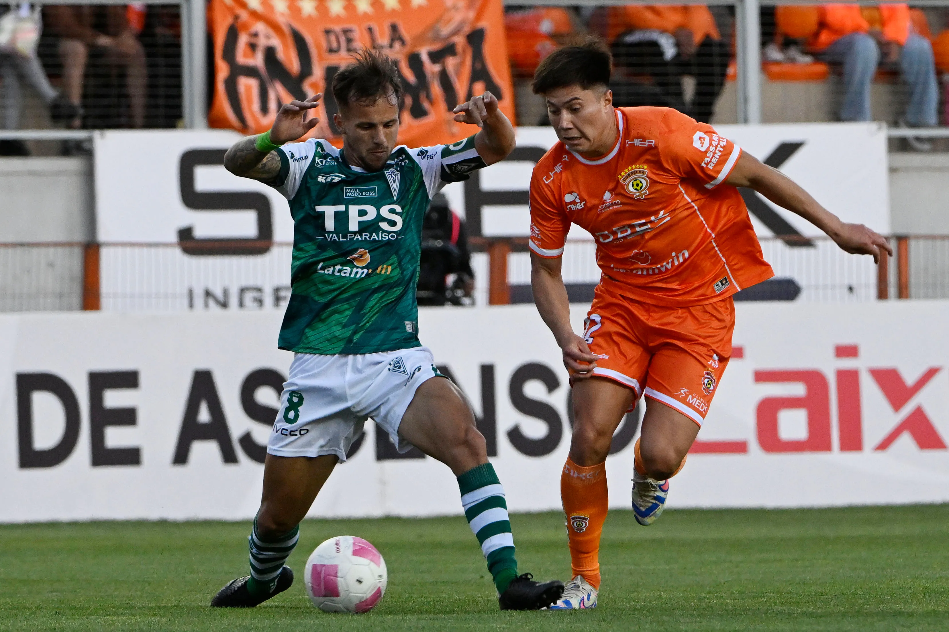 Aldrix Jara y un duelo con Joaquín Pereyra de Wanderers. El quilpueíno deslumbró en Cobreloa. (Pedro Tapia/Photosport).