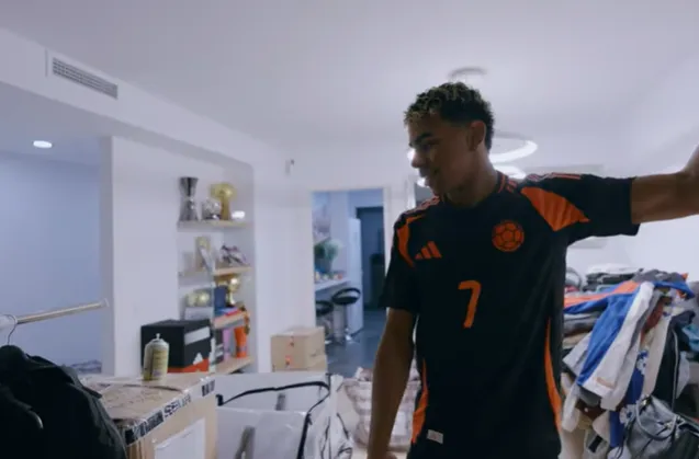 Lamine Yamal mostrando sus trofeos con la camiseta de Luis Díaz – Captura Youtube