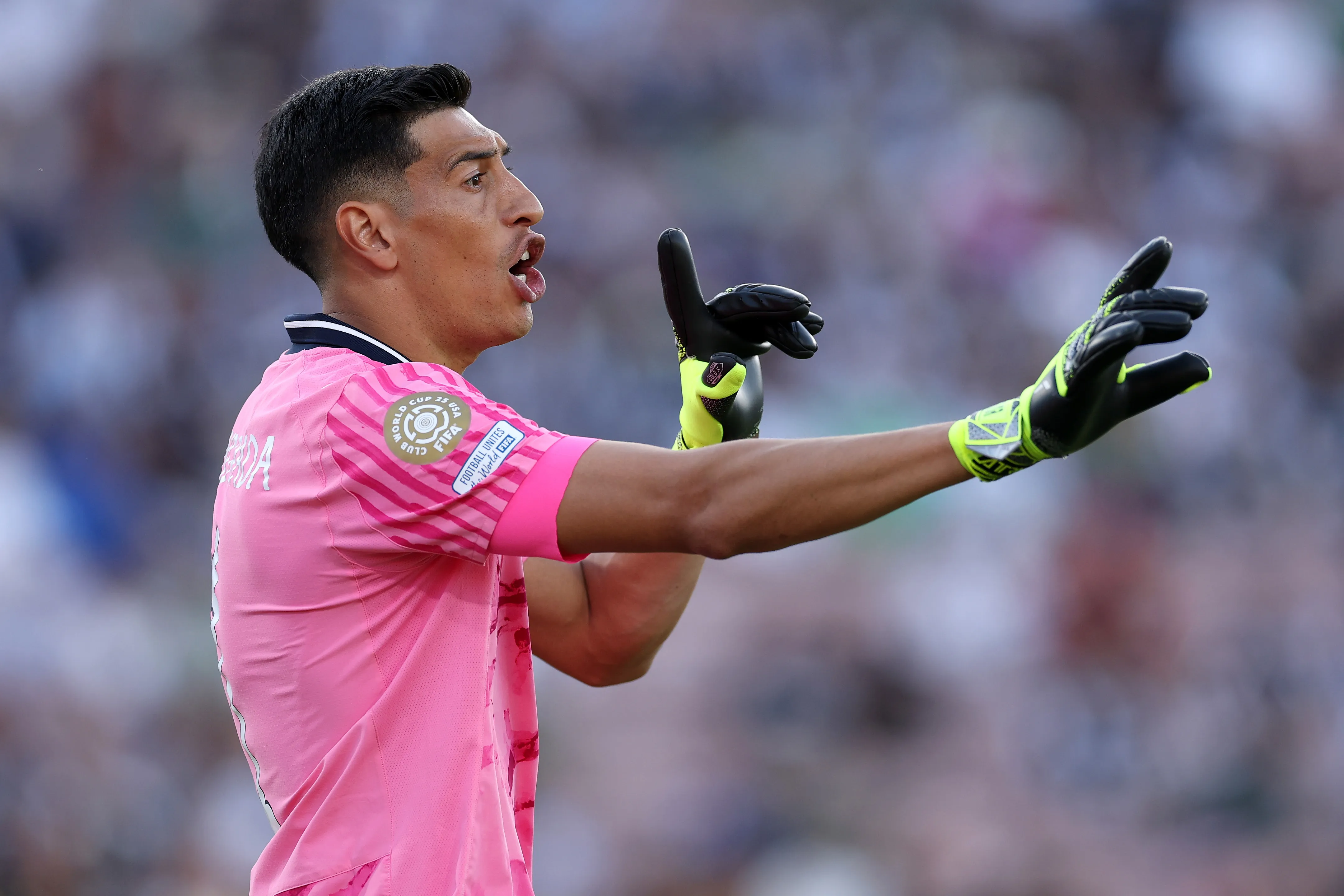 Esteban Andrada se baja de la carrera por el arco de Colo Colo. Foto: Getty Images.