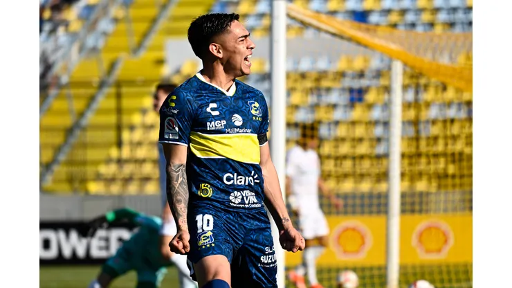 Futbol, Everton vs Universidad de Chile. Copa Chile 2024. El jugador de Everton Joan Cruz, izquierda derecha centro, celebra tras marcar un gol contra Universidad de Chile durante el partido de ida de la semifinal regional Centro-Sur de la Copa Chile disputado en el estadio Sausalito de Vina del Mar, Chile. 07/07/2024 Jose Veas/Photosport Football, Everton vs Universidad de Chile. 2024 Copa Chile Championship. Everton’s player Joan Cruz, left right center, celebrates after scoring against Universidad de Chile during a quarter final first leg match of the South-Center regional phase of the Copa Chile Championship at the Sausalito stadium in Vina del Mar, Chile. 07/07/2024 Jose Veas/Photosport