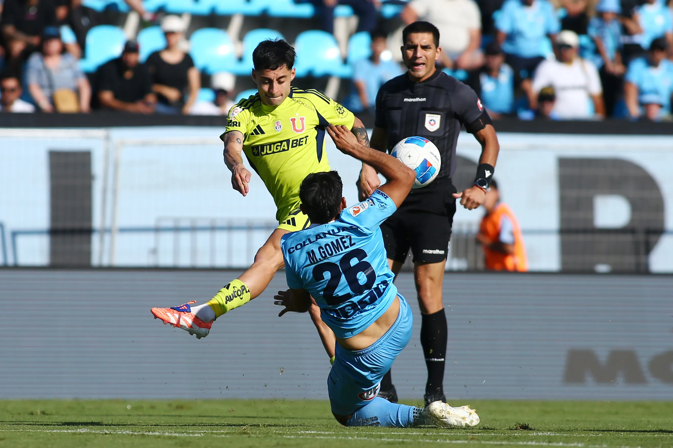 Marcos Gómez enfrenta a Javier Altamirano en un duelo entre Iquique y Universidad de Chile. (Alex Diaz/Photosport).
