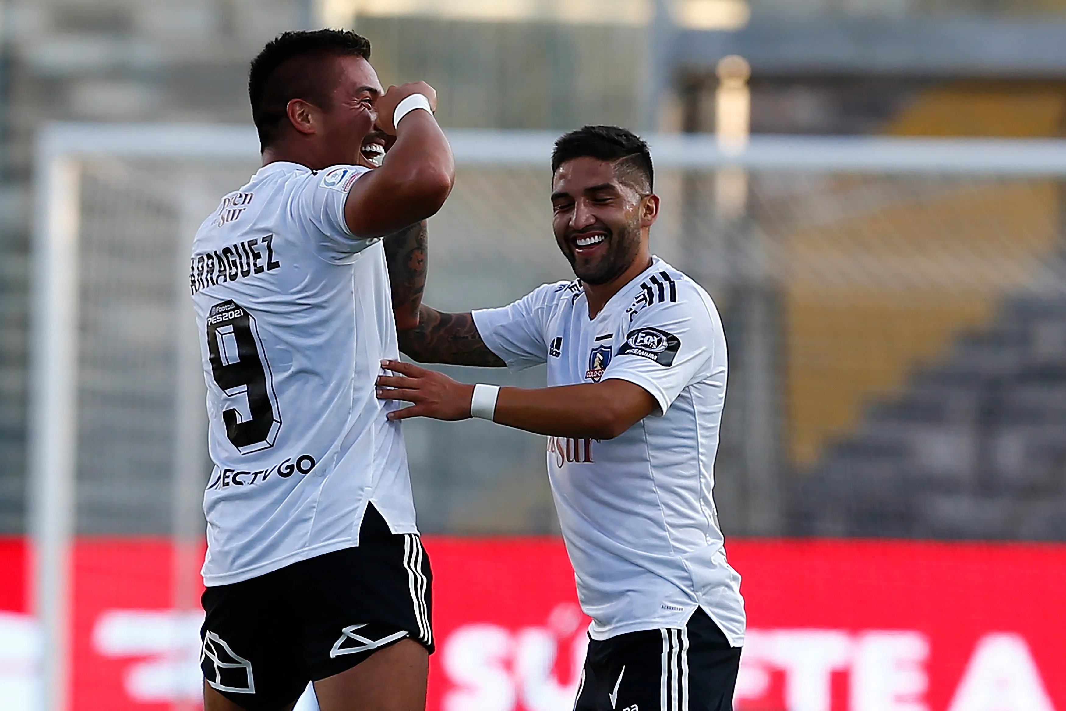 Javier Parraguez celebra junto a Ignacio Jara ese gol ante los aurinegros. (Marcelo Hernandez/Photosport).