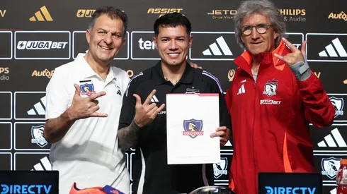 Matías Fernández firma en Colo Colo.
