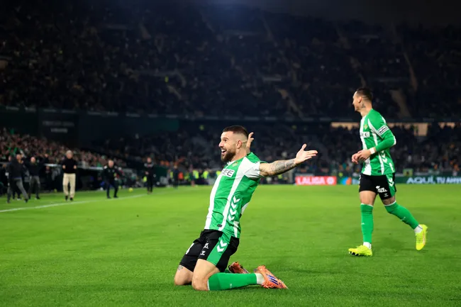Betis celebra un gol en La Cartuja con Pellegrini de fondo