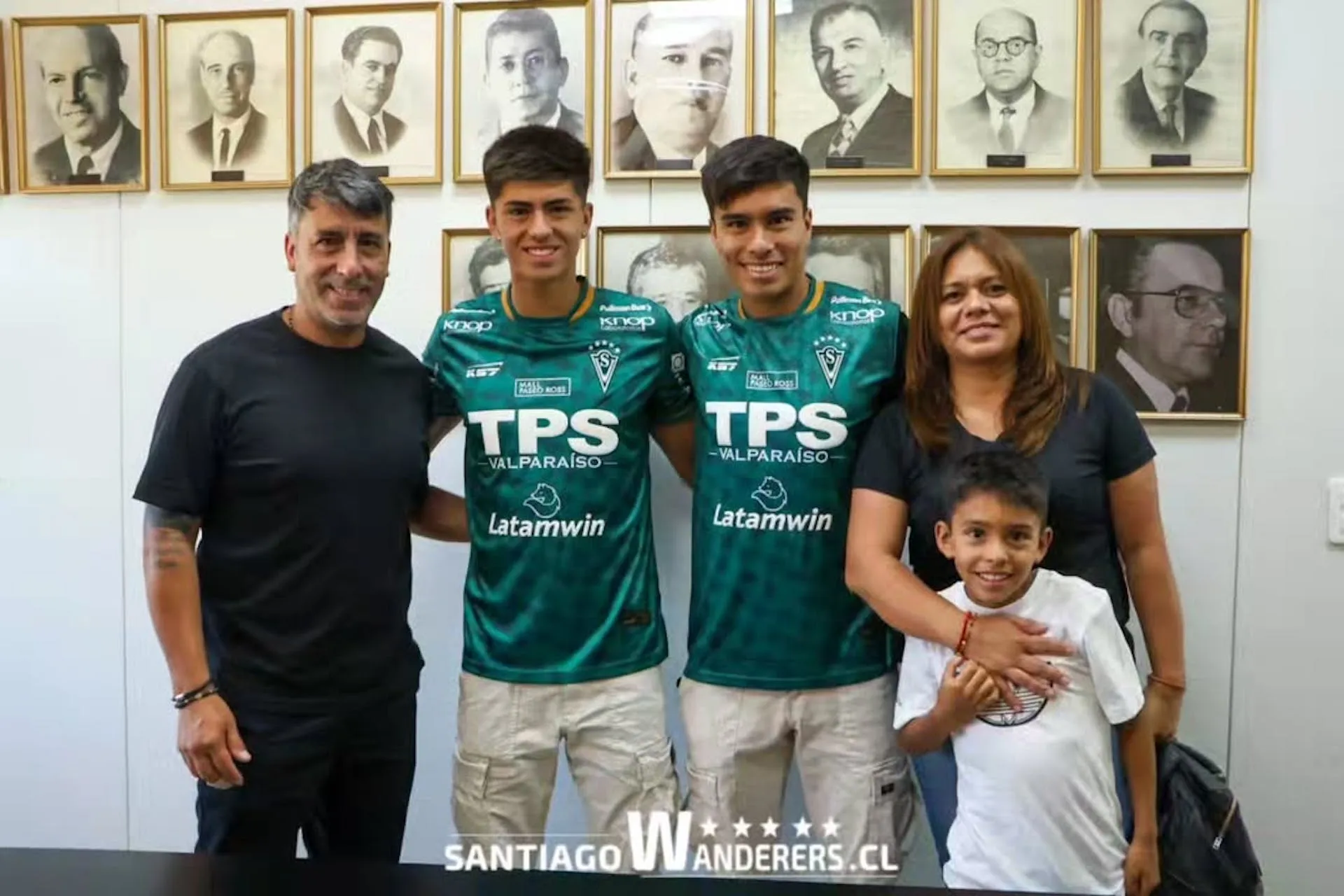 Moisés Villarroel junto con sus hijos Cristóbal y Martín en su llegada a Santiago Wanderers